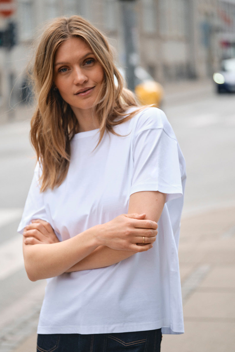 Aina O-SS Tee | White | T-Shirt fra Mos Mosh