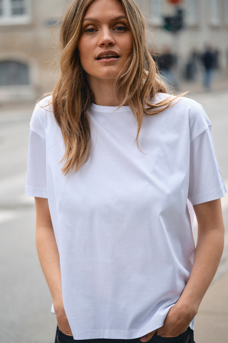 Aina O-SS Tee | White | T-Shirt fra Mos Mosh