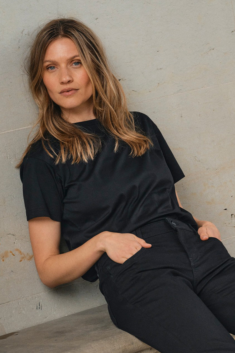 Aina O-SS Tee | Black | T-Shirt fra Mos Mosh