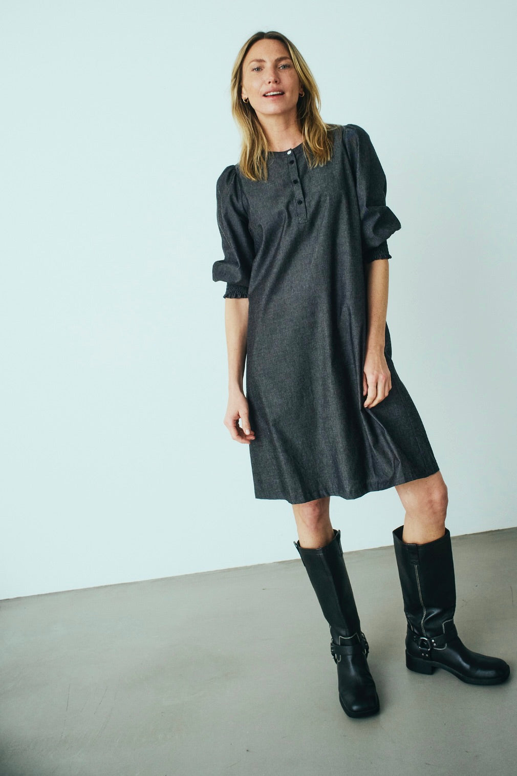 Aby Dress 205281 | Black Denim | Kjole fra Freequent