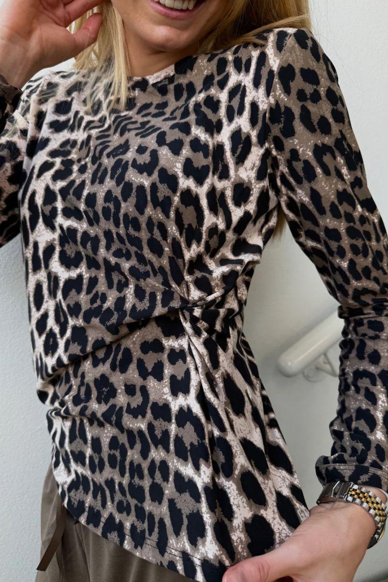 Alma Ls Twist Tshirt | Big Lux Leo Fossil | T-shirt fra Liberté