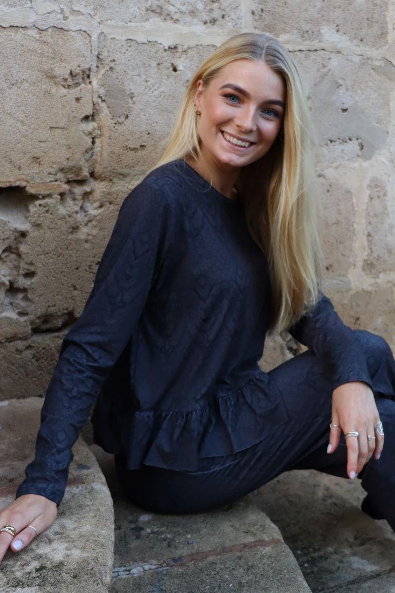 Alma Ls Frill T Shirt | Dark Grey Lala | T-Shirt fra Liberté