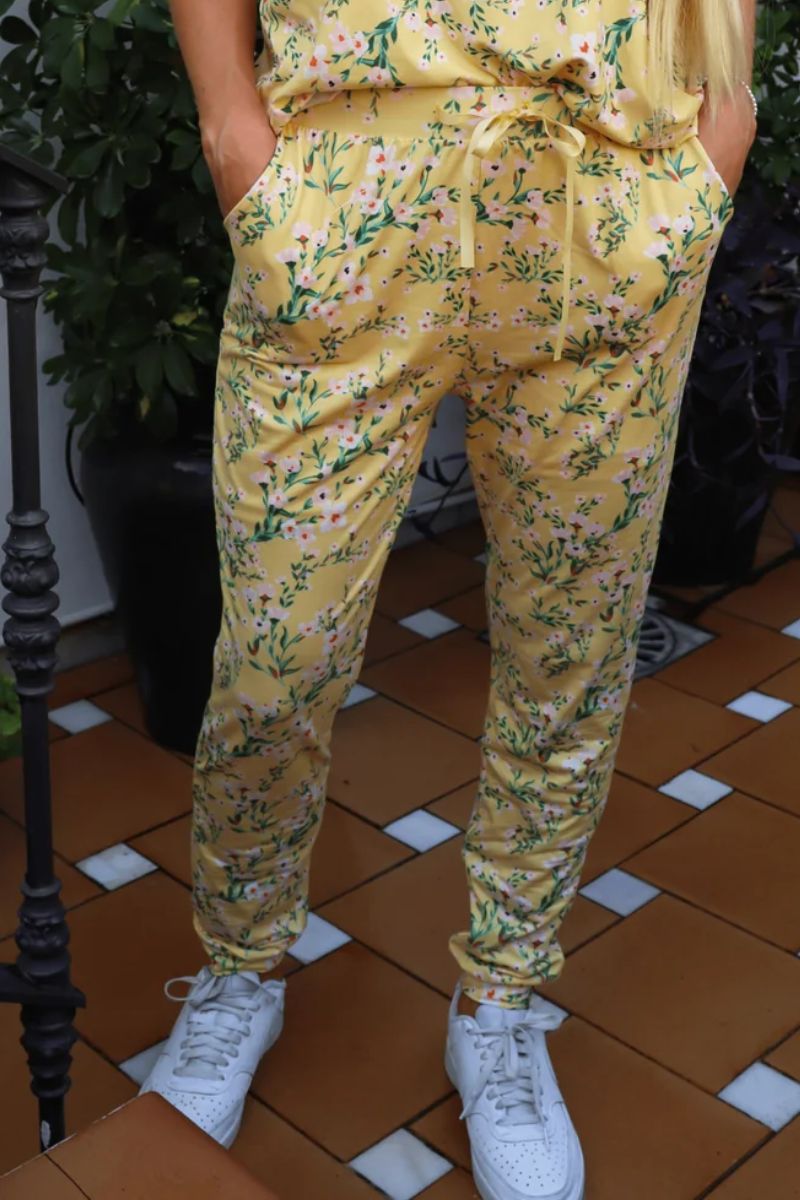 Alma Pants | Yellow Green Flower | Bukser fra Liberté