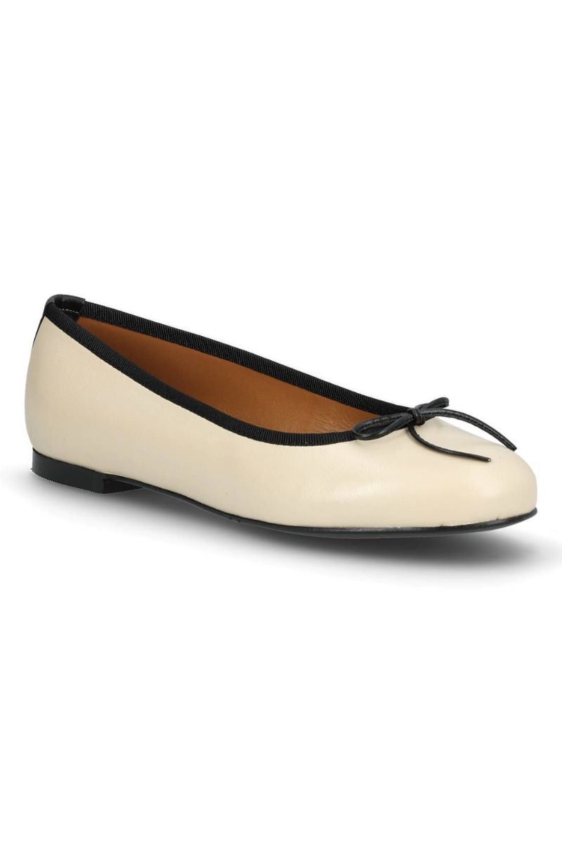 A5900 | Off white nappa 73 | Ballerina fra Billi Bi