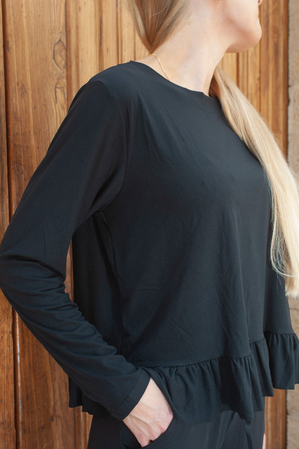 Alma LS Frill T-shirt | Black | Langærmet t-shirt fra Liberté