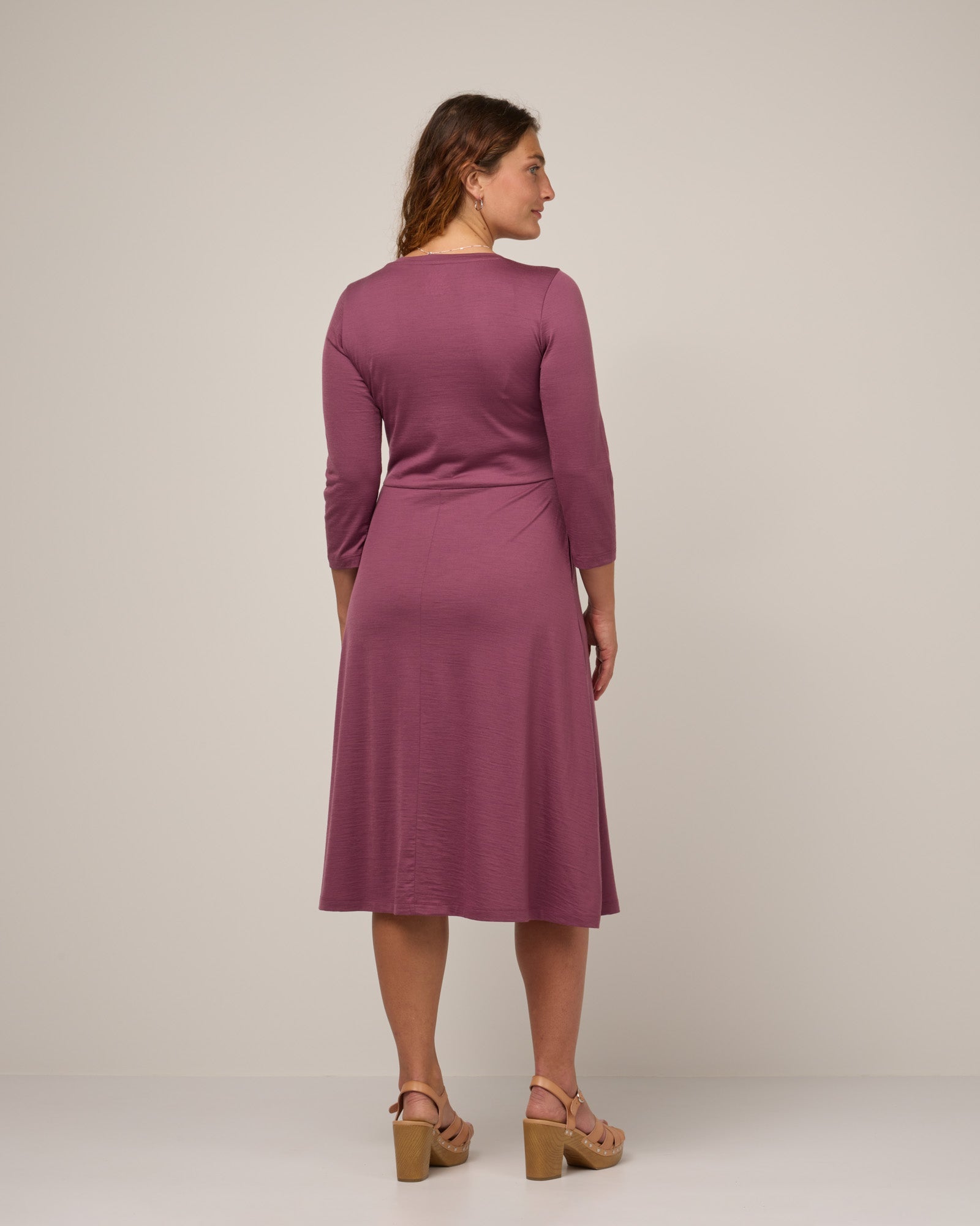 Emilia-kjole med rynk | trendy chic bodycon midi kjole for dame