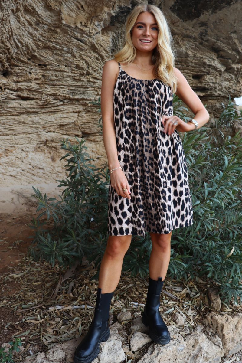 Alma Short Strap Dress | Big Lux Leo Fossil | Kjole fra Liberté