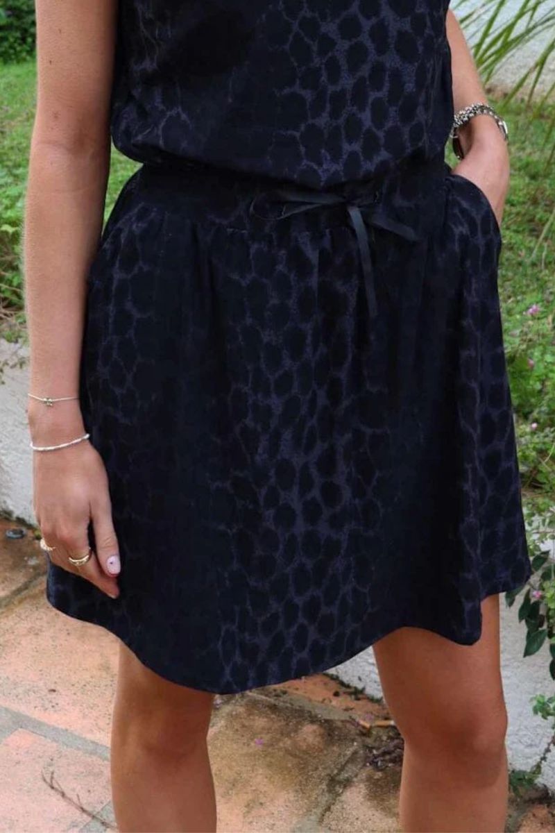 Alma Short Loose Skirt | Dark Grey Leo | Nederdel fra Liberté