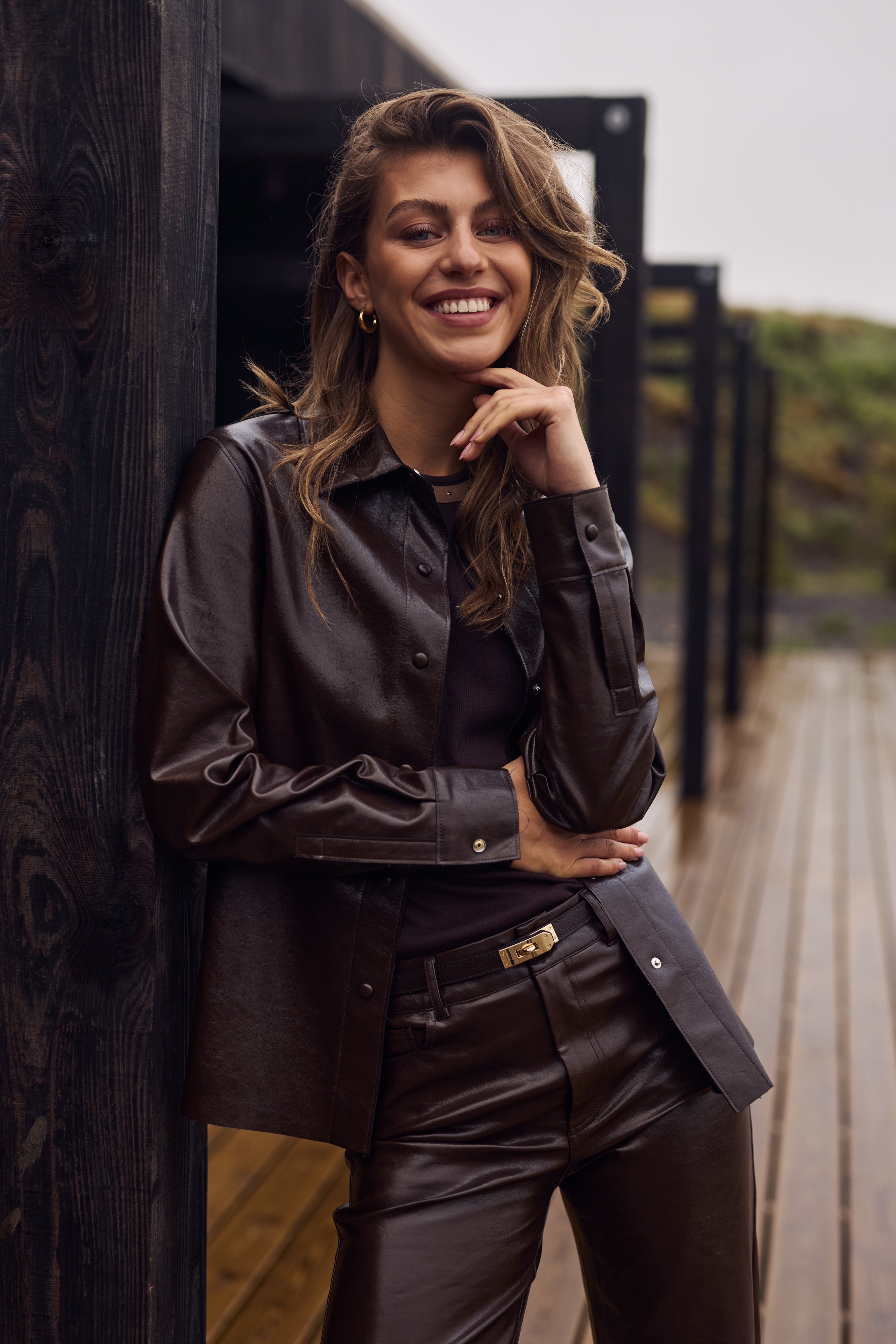 BLUSE PATRICIA – MØRK SJOKOLADE | ELEGANT DAMESKJORTE