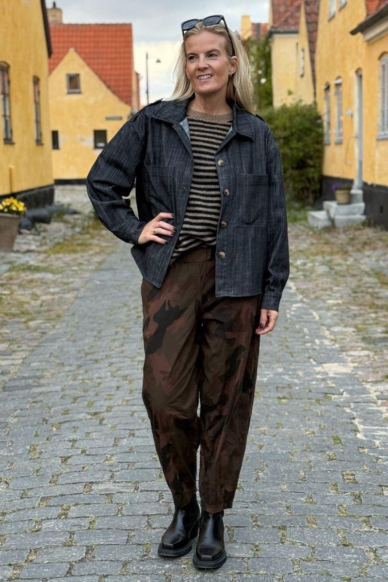 Abbie Barrel Pant | Brown Camou | Bukser fra Black Colour