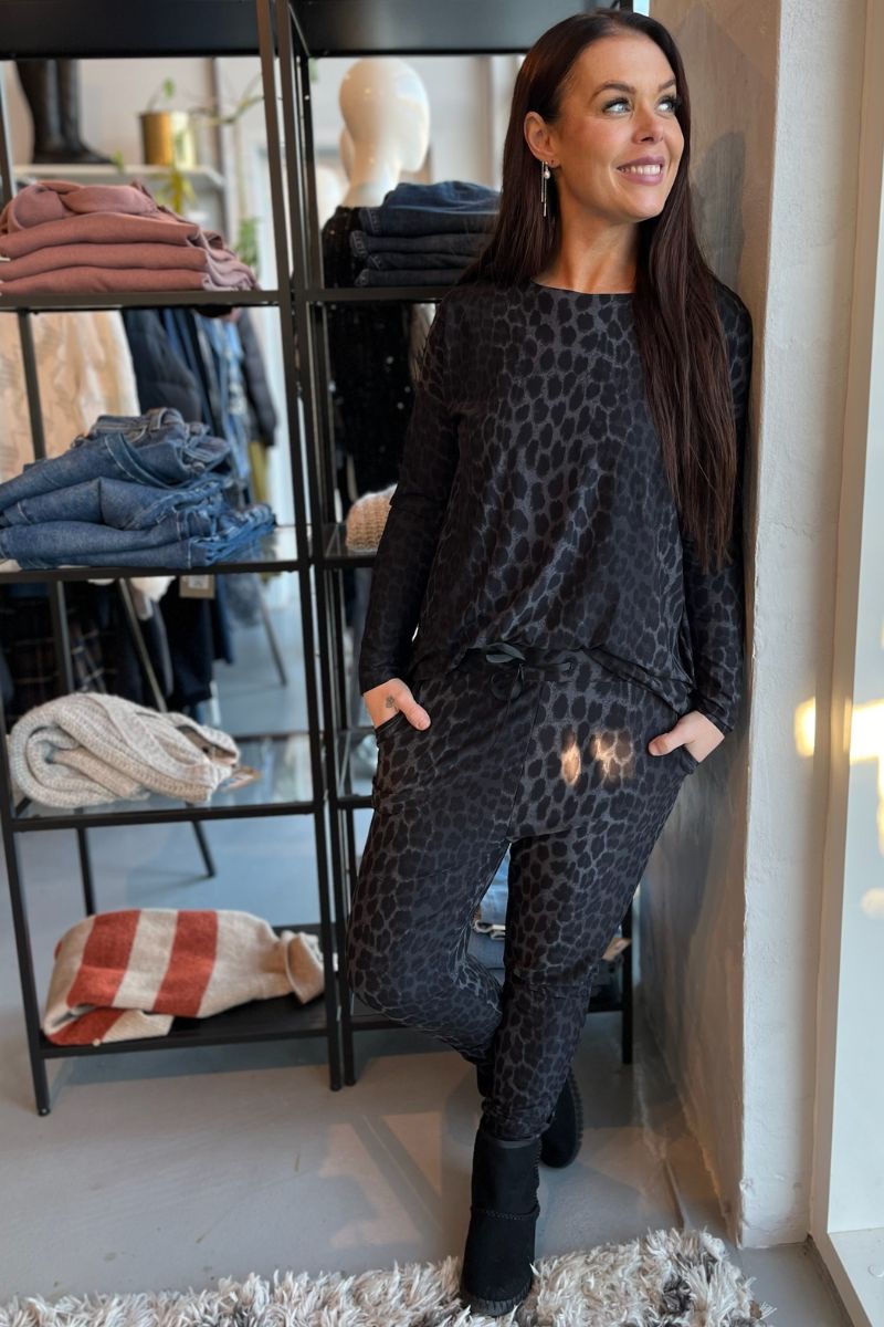 Alma Pants | Deep Dark Grey Leo | Bukser fra Liberté