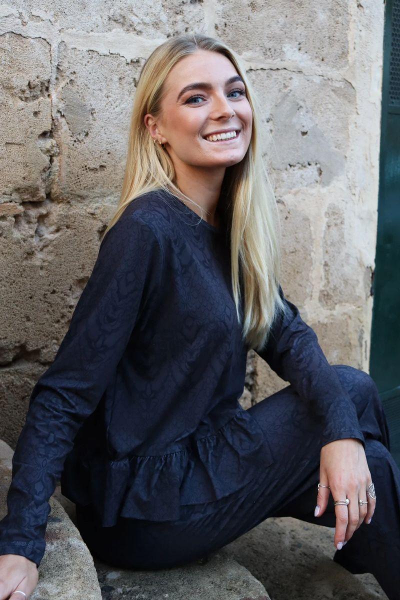 Alma Ls Frill T Shirt | Dark Grey Lala | T-Shirt fra Liberté