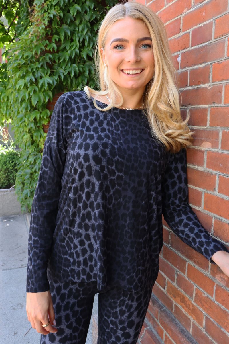Alma Ls Top (Fleece) | Dark Grey Leo | Bluse fra Liberté
