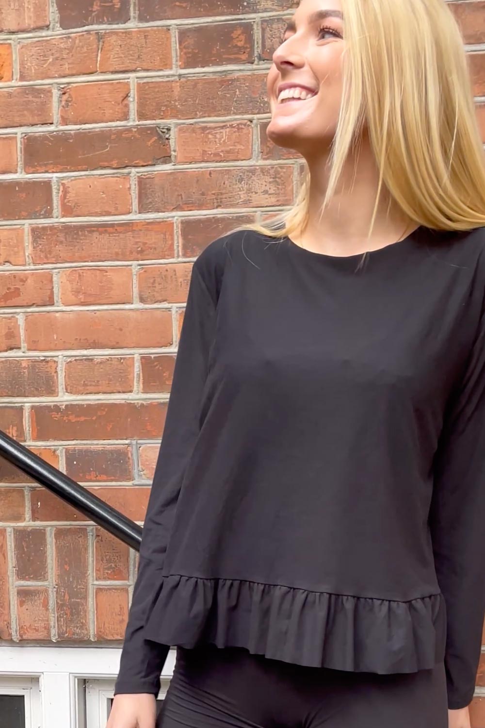 Alma LS Frill T-shirt | Black | Langærmet t-shirt fra Liberté