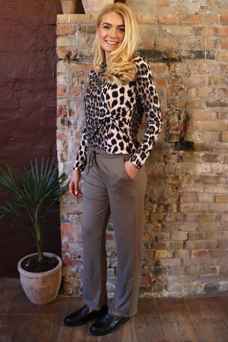 Alma Ls Twist Tshirt | Big Lux Leo Fossil | T-shirt fra Liberté