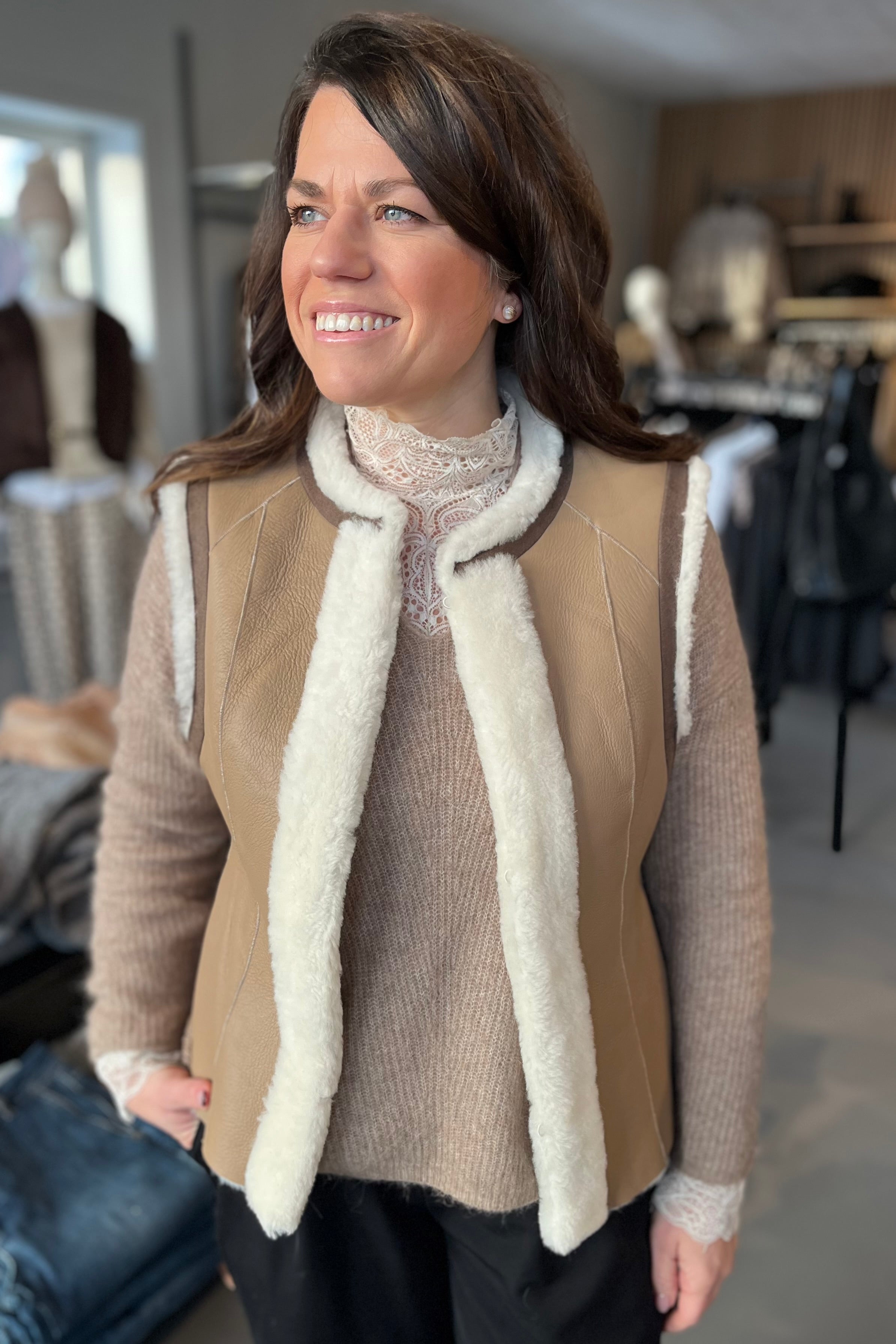 Abena Shearling waistcoat | Super Neutral | Vest fra Gustav