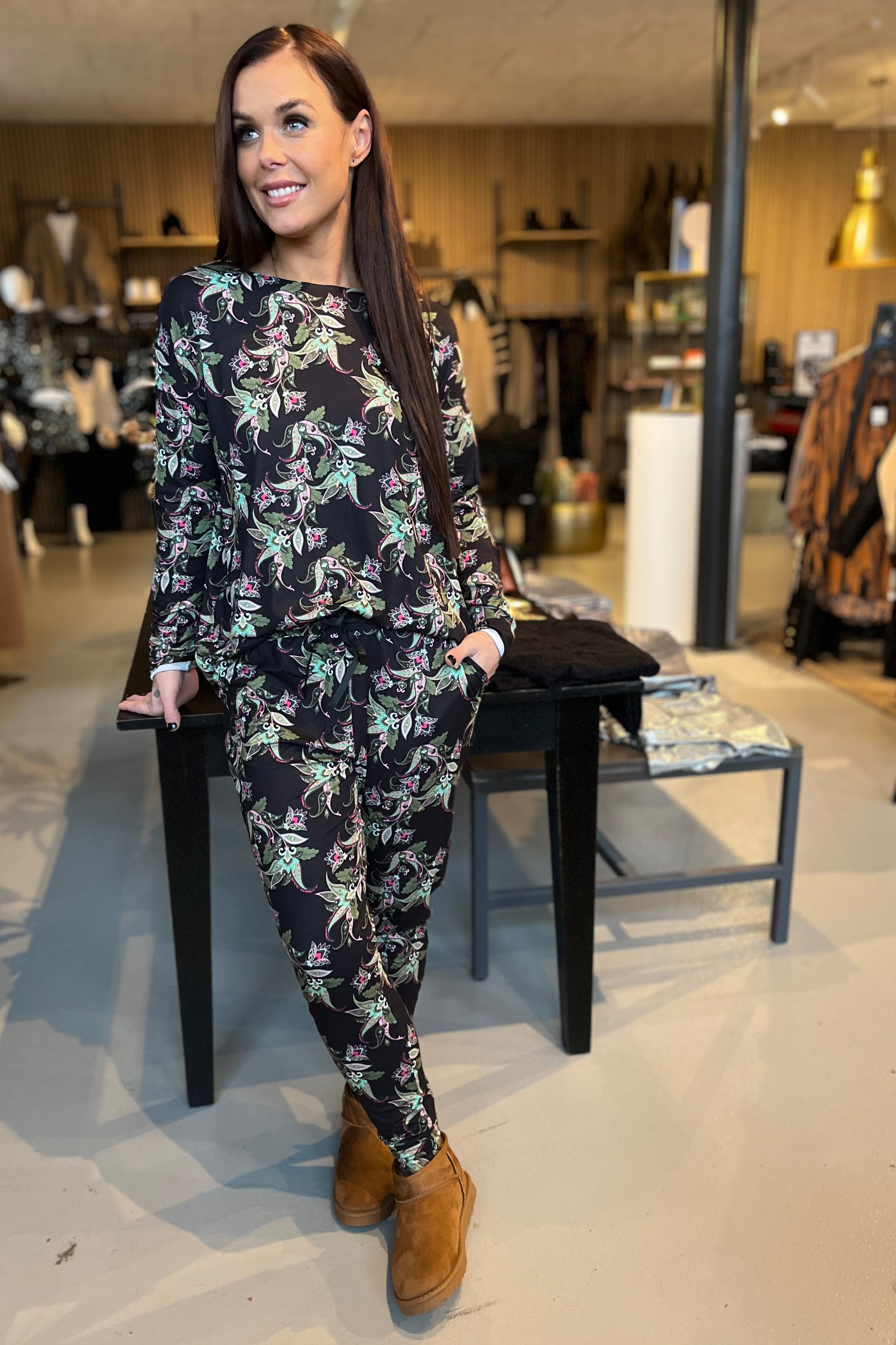 Alma Pants 9500 | Army Pink Paisley | Bukser fra Liberté