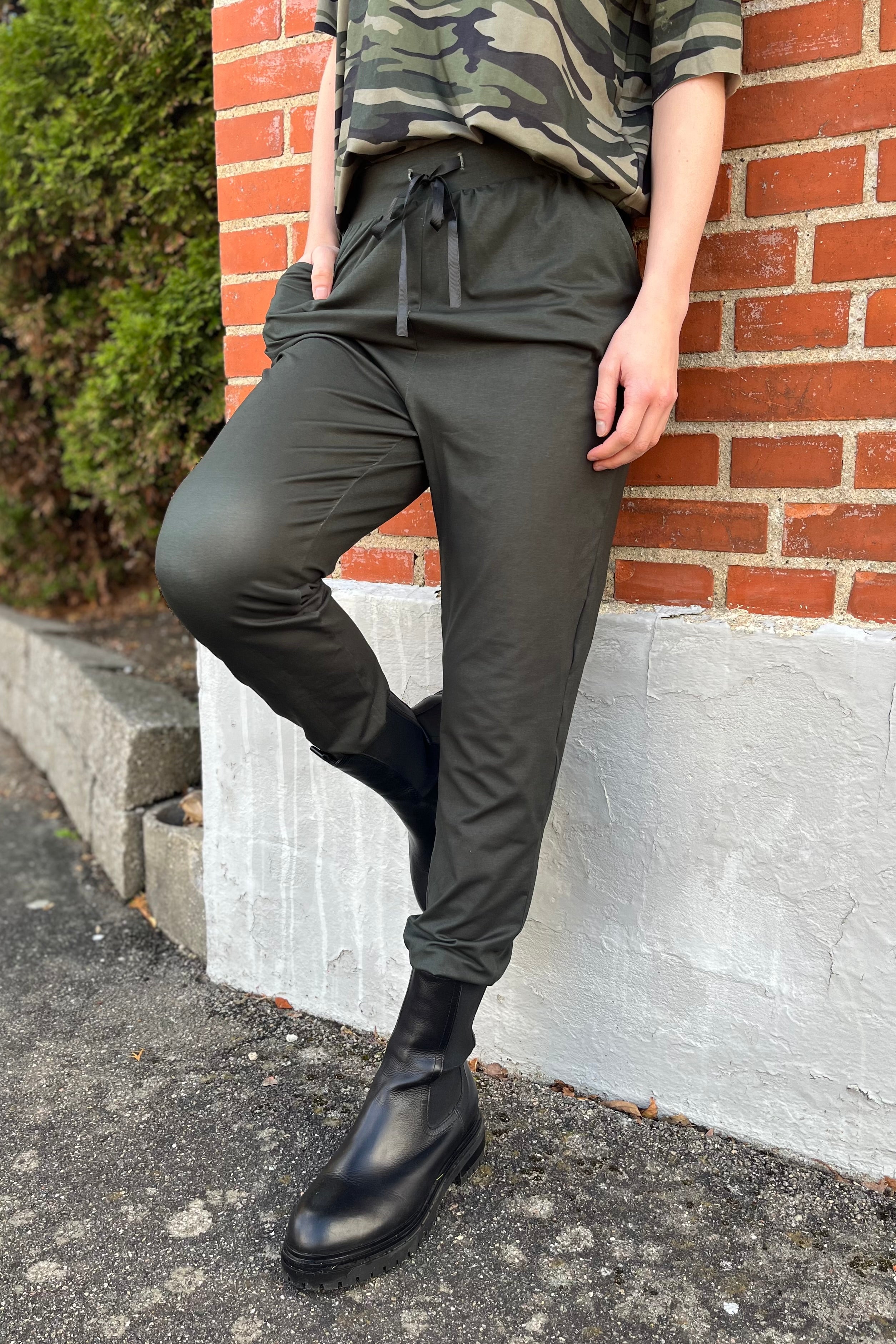 Alma Pants | Dusty Army | Bukser fra Liberté