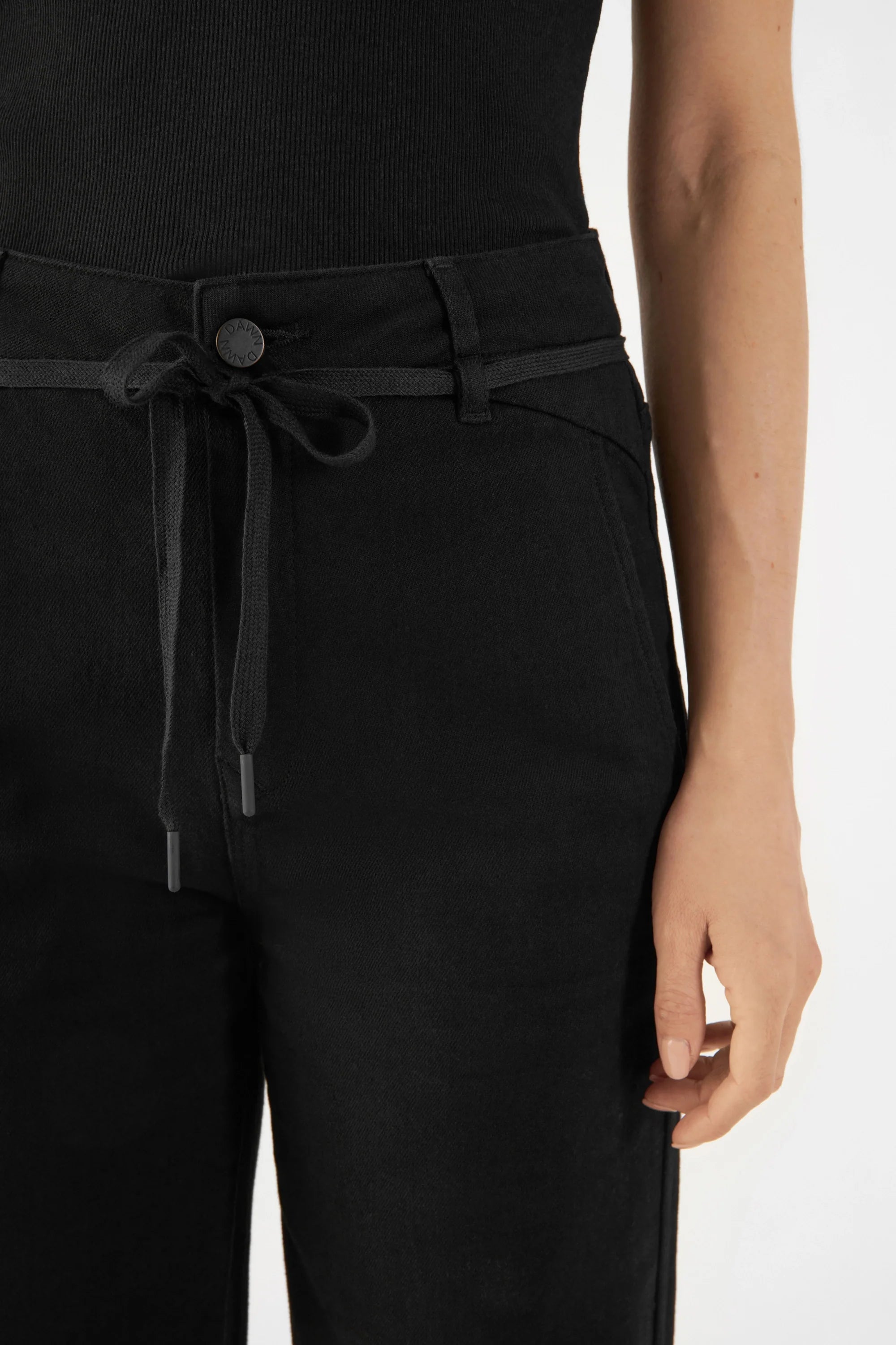 MYK DENIM MED UTEN UTDRAG – FRANSK LOMME | STAY BLACK | TRENDY JEANS MED HØY LIV