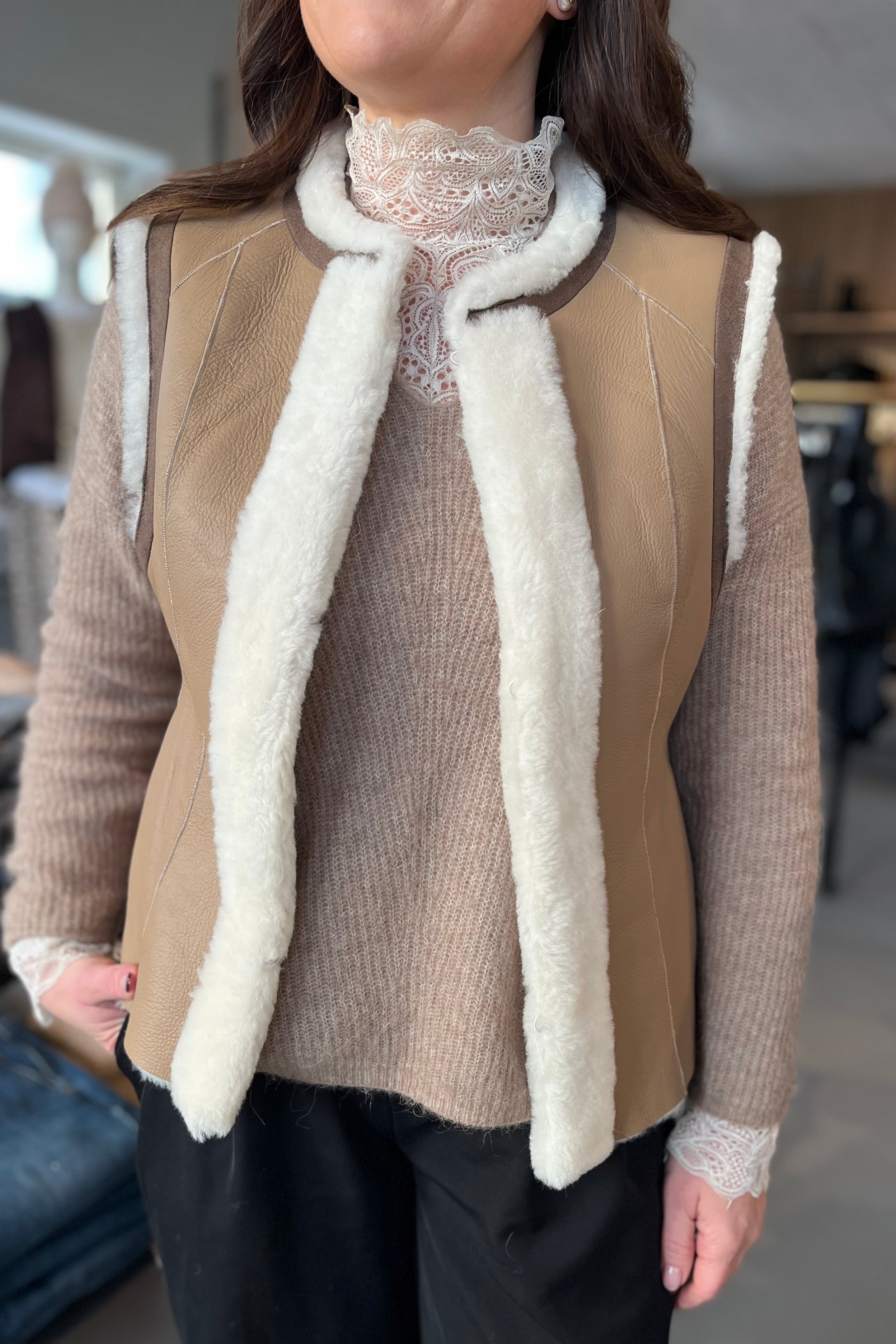 Abena Shearling waistcoat | Super Neutral | Vest fra Gustav