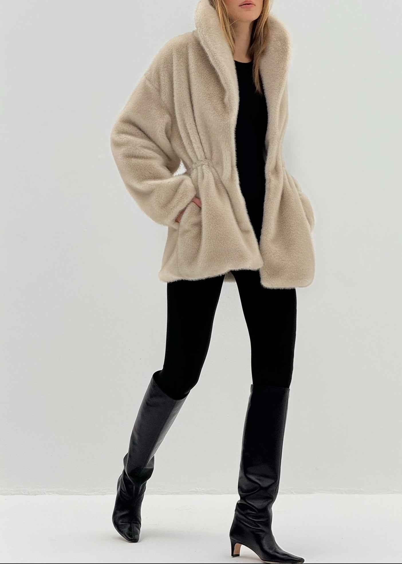 Alpina Innsvinget Pelskåpe | Almond Quartz