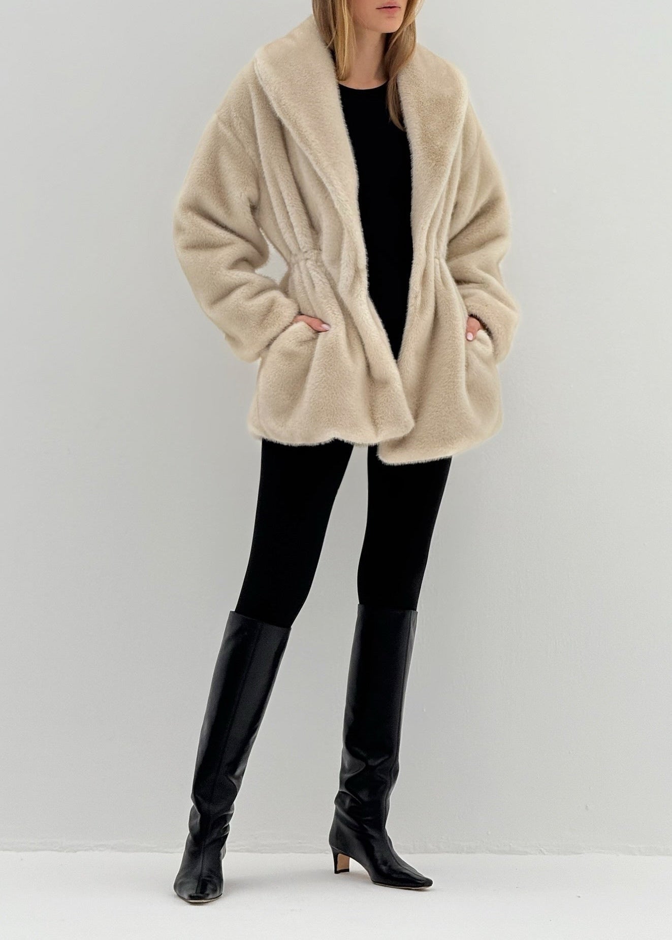 Alpina Innsvinget Pelskåpe | Almond Quartz