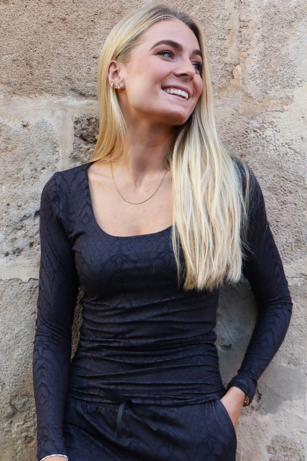 Alma Ls Turn Top | Dark Grey Lala | Vendbar bluse fra Liberté