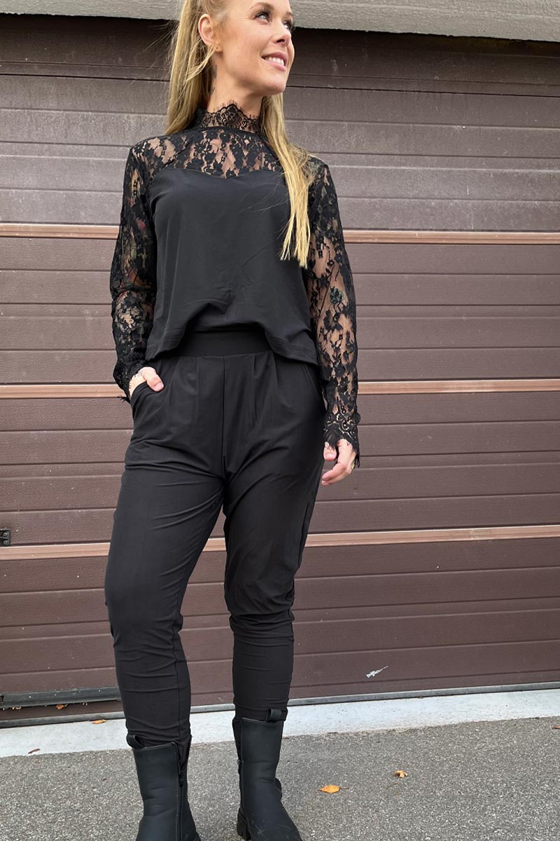 Alma Ls Lace | Black | Jumpsuit med blonde fra Liberté