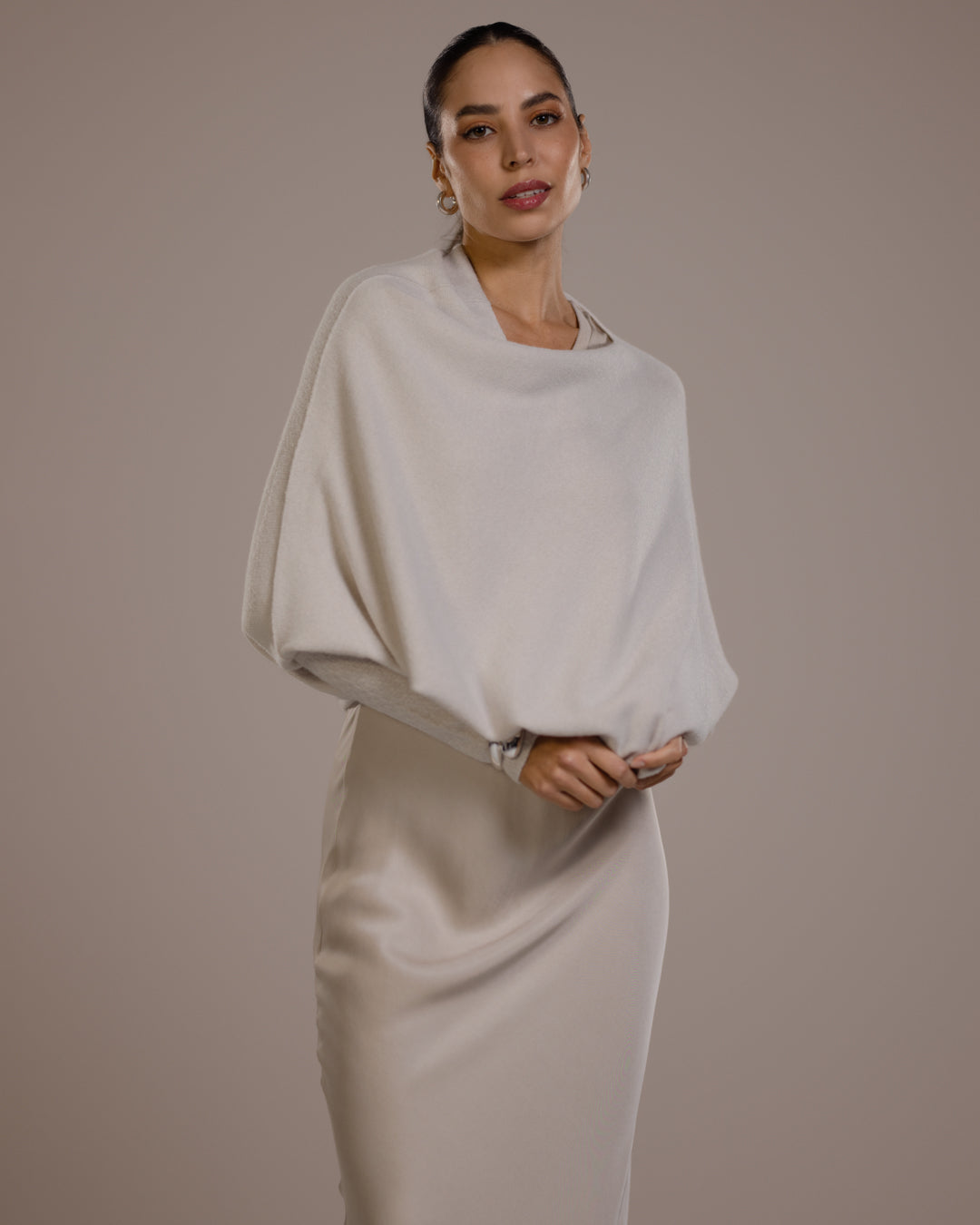 ASYMMETRISKE DRAPERT | LYS BEIGE