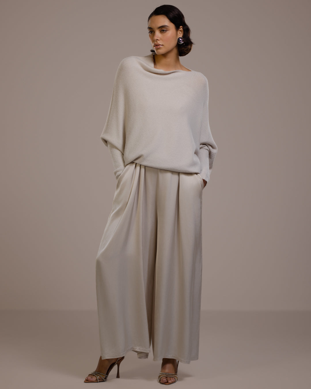 ASYMMETRISKE DRAPERT | LYS BEIGE
