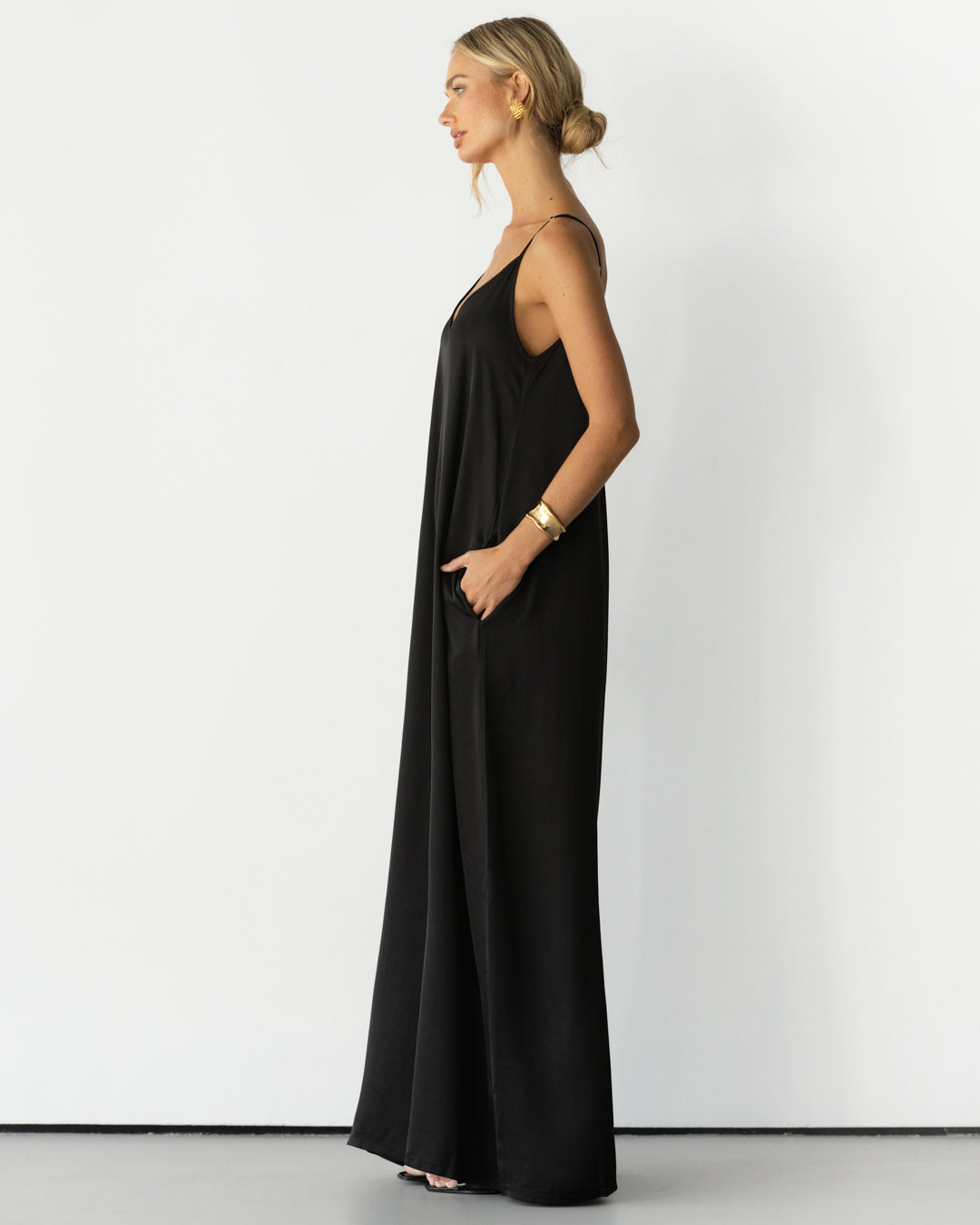 AUDREY SATENG JUMPSUIT | SVART
