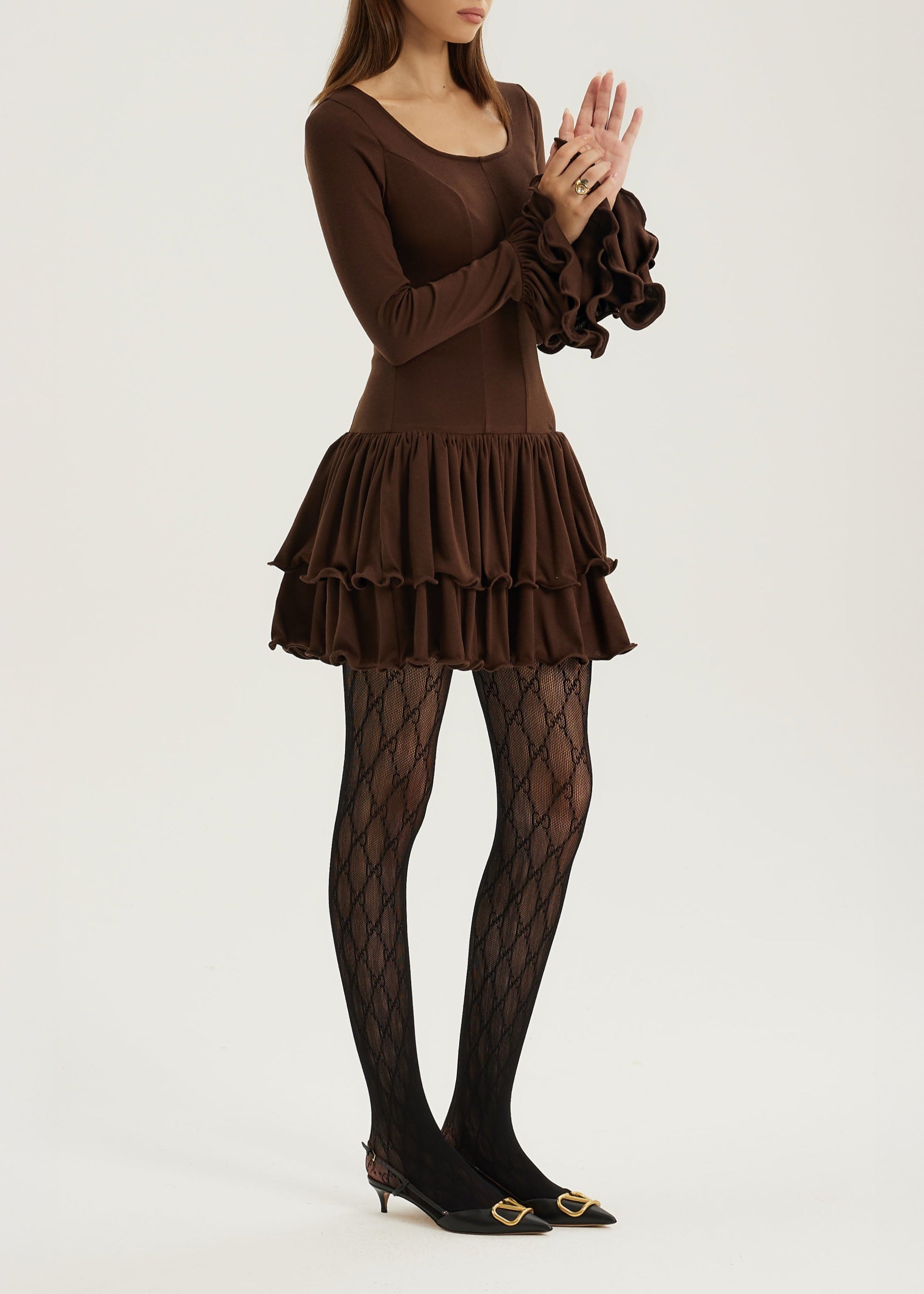 Karolina Jersey Kjole med Volanger og Drapering | Sjokolade