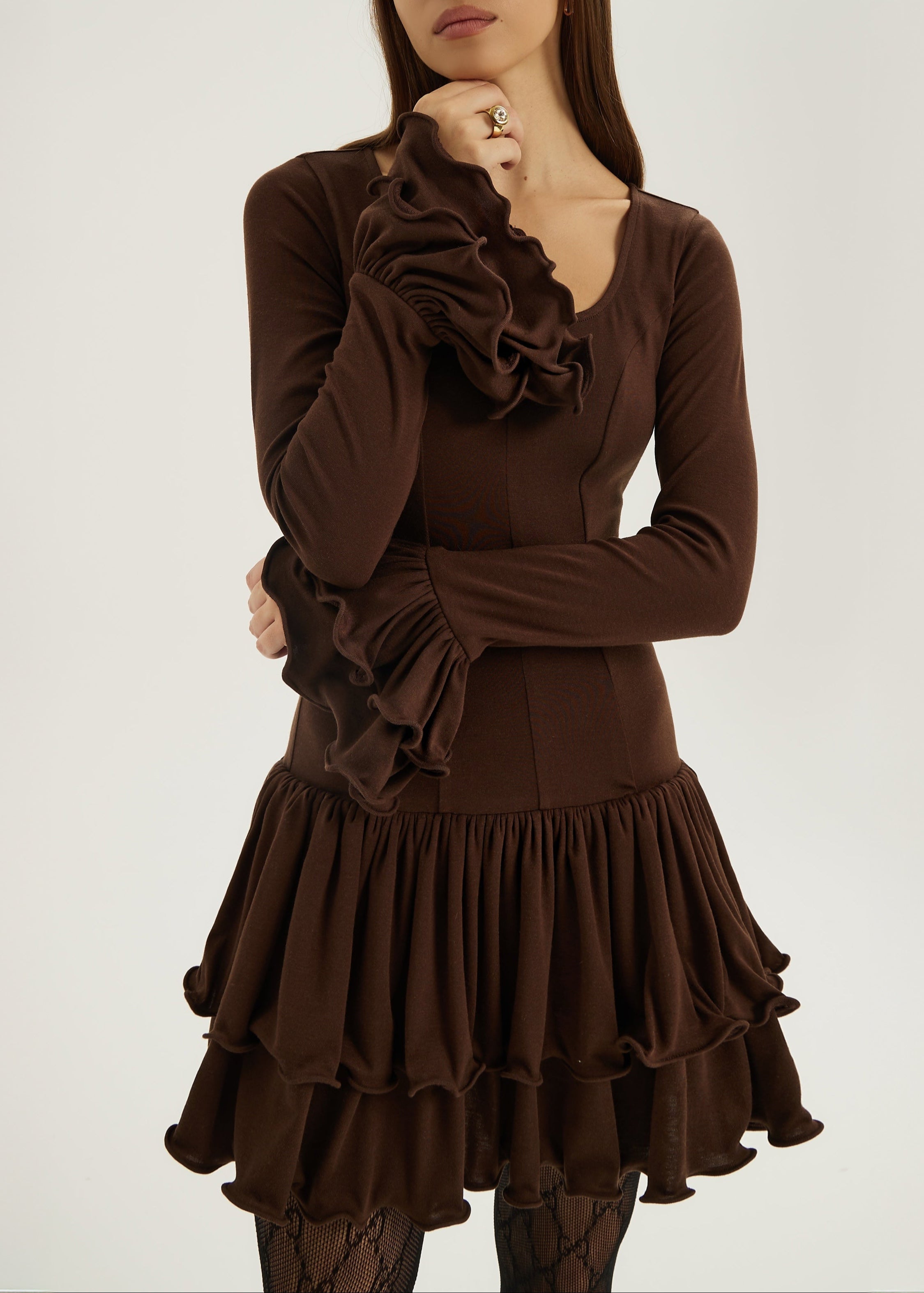 Karolina Jersey Kjole med Volanger og Drapering | Sjokolade