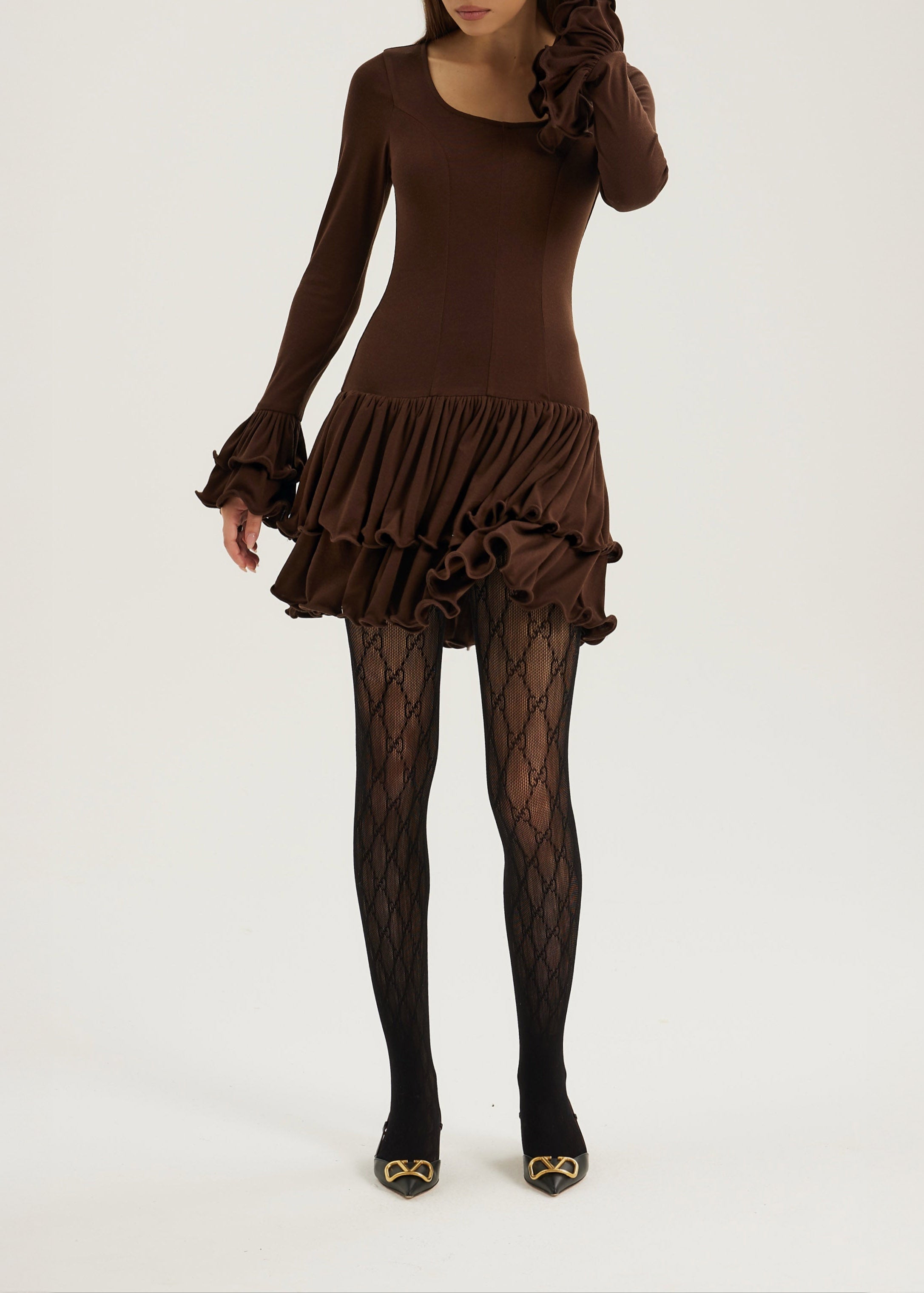 Karolina Jersey Kjole med Volanger og Drapering | Sjokolade