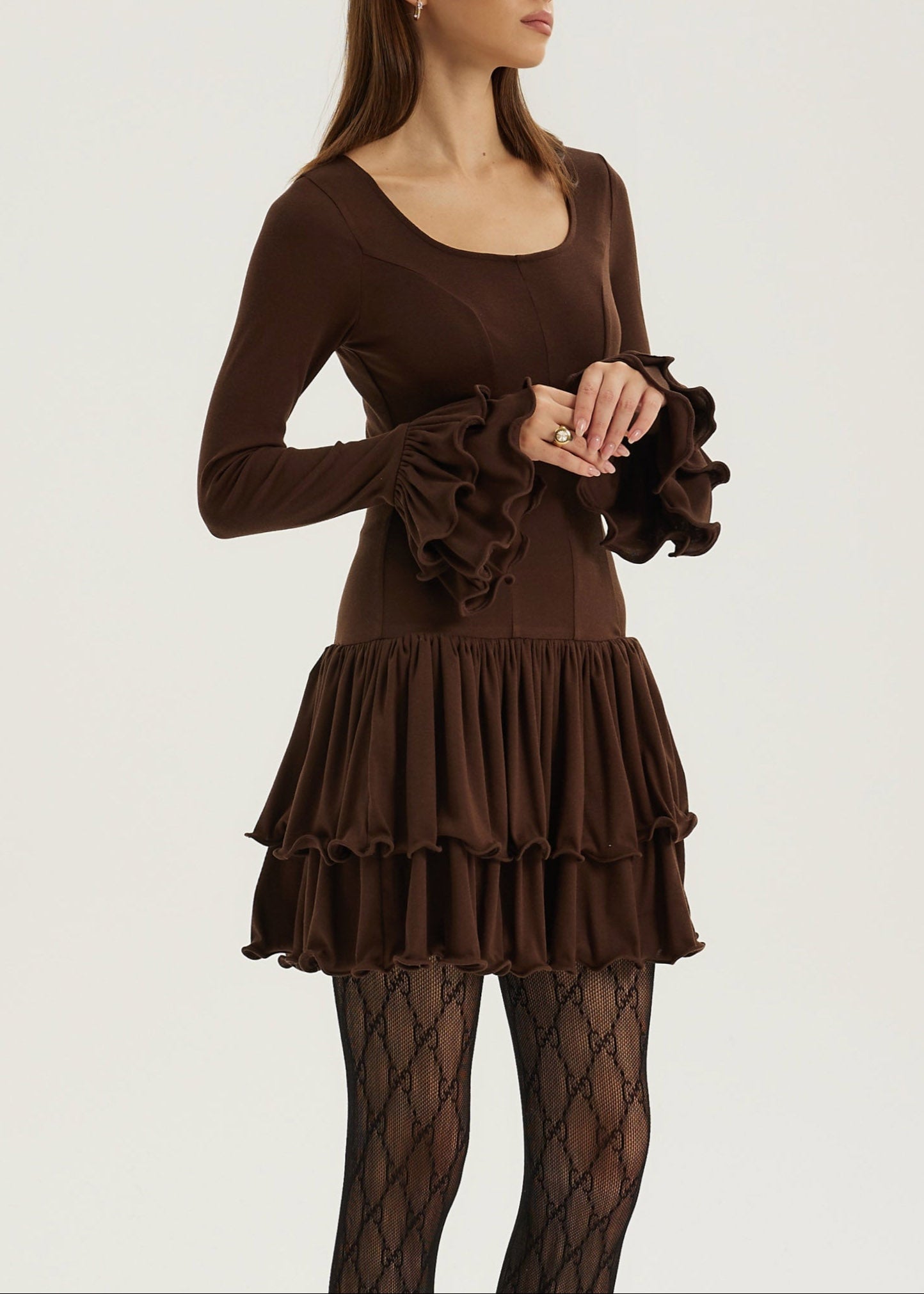 Karolina Jersey Kjole med Volanger og Drapering | Sjokolade