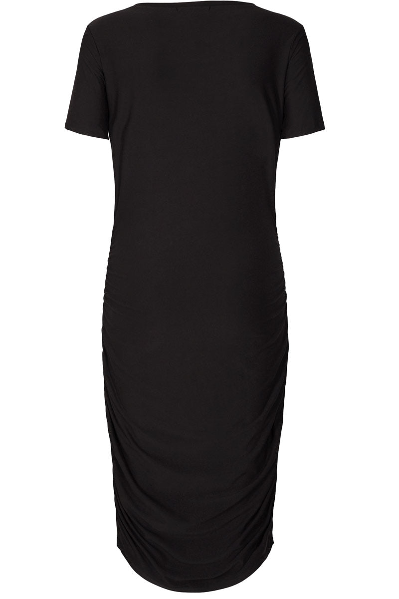 Alma Dress3 | Sort | Kjole med korte ærmer og rynker i siderne fra Liberté Essentiel