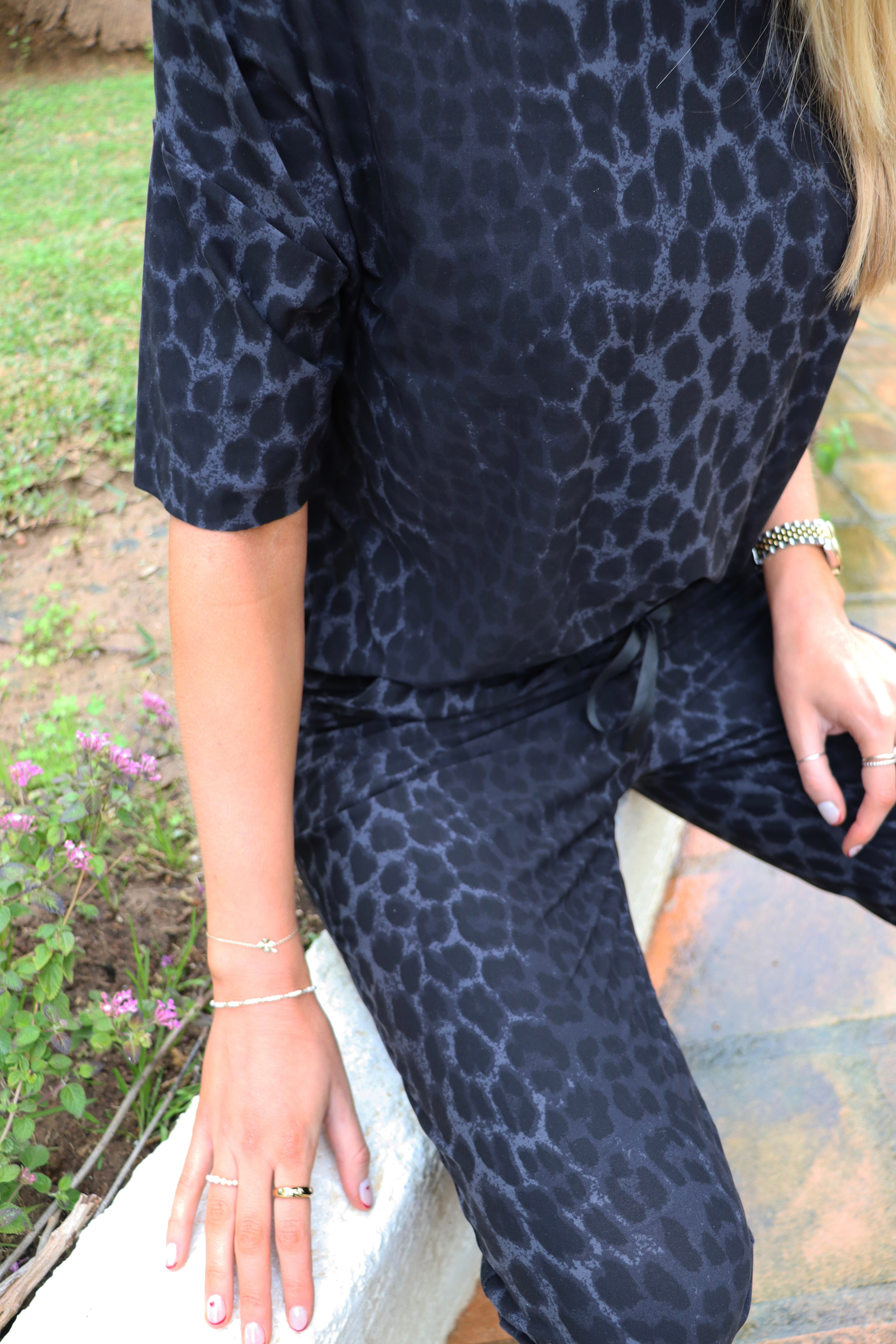 Alma Pants | Dark Grey Leo | Bukser fra Liberté