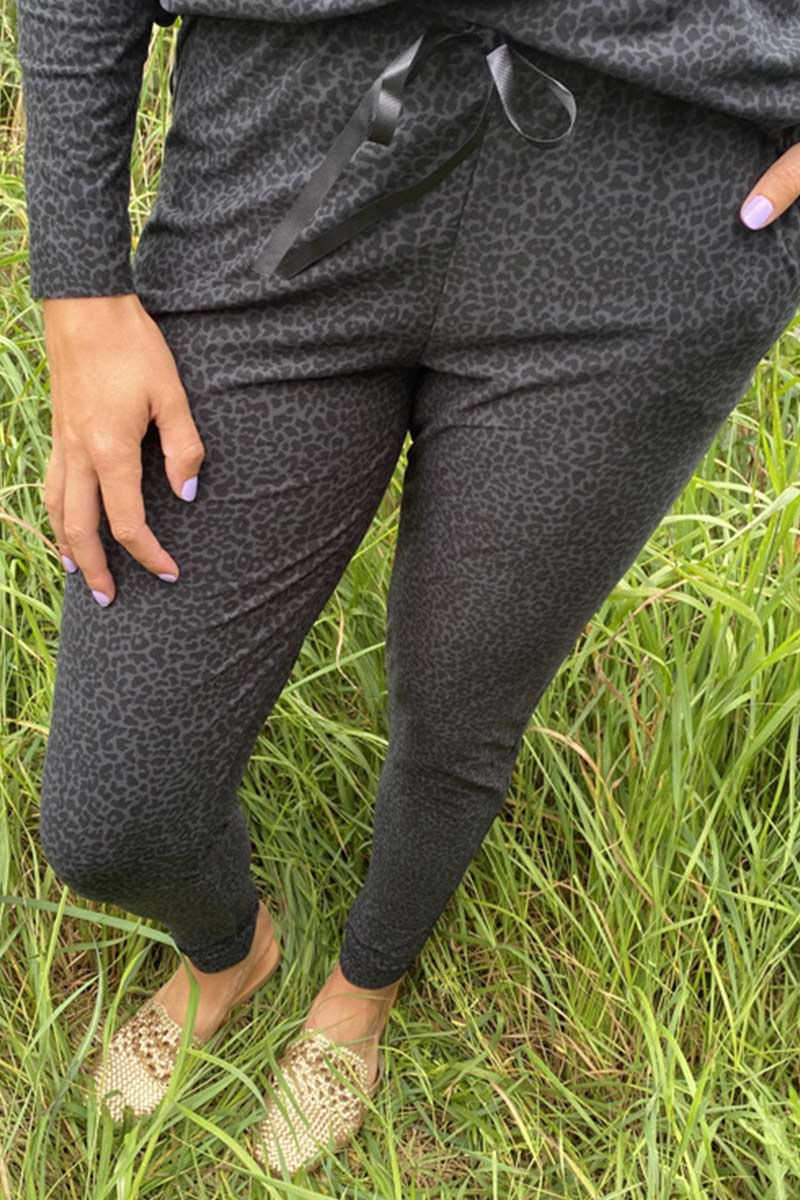 Alma Pants | Leo / Black | Bløde bukser fra Liberté Essentiel