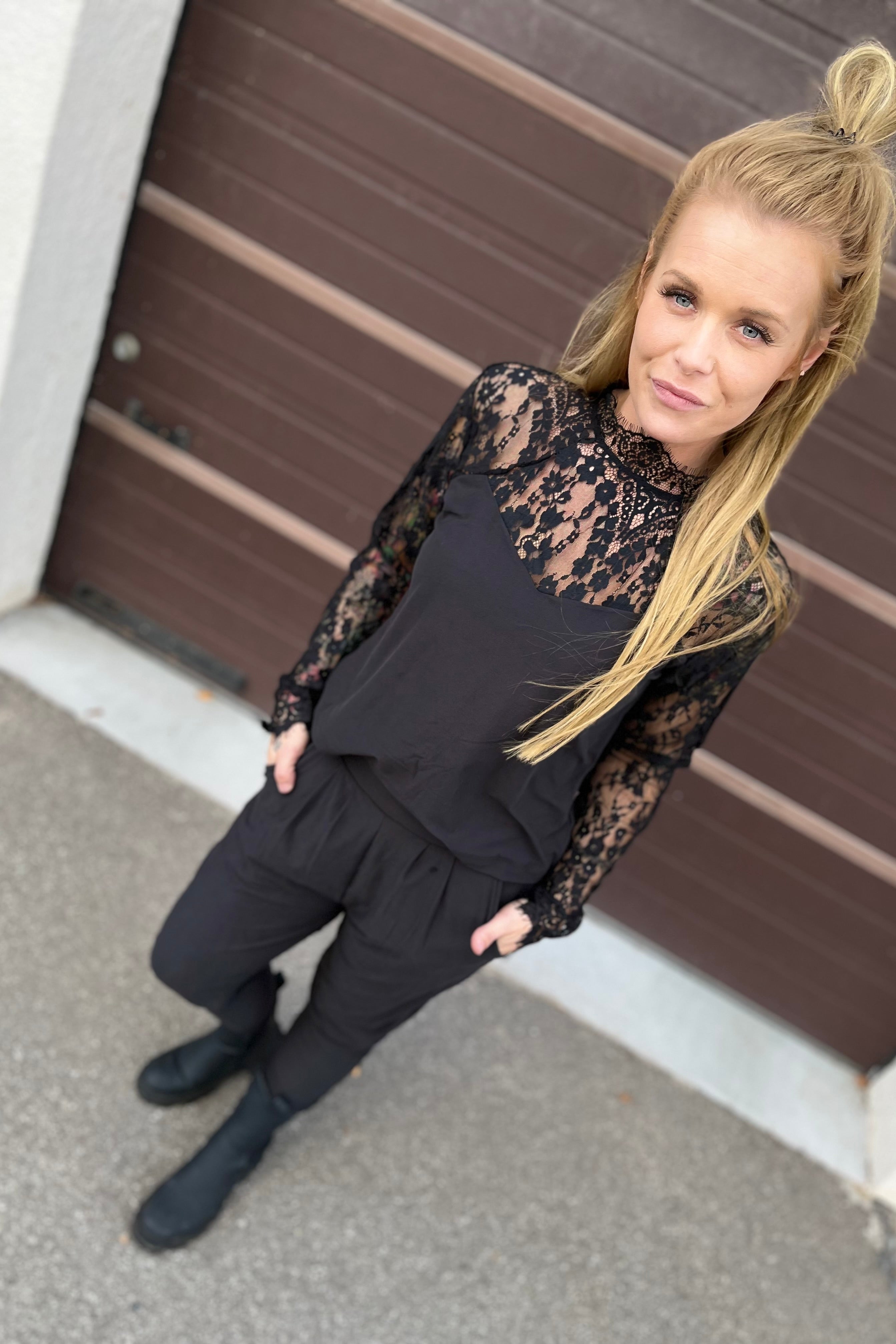 Alma Ls Lace | Black | Jumpsuit med blonde fra Liberté