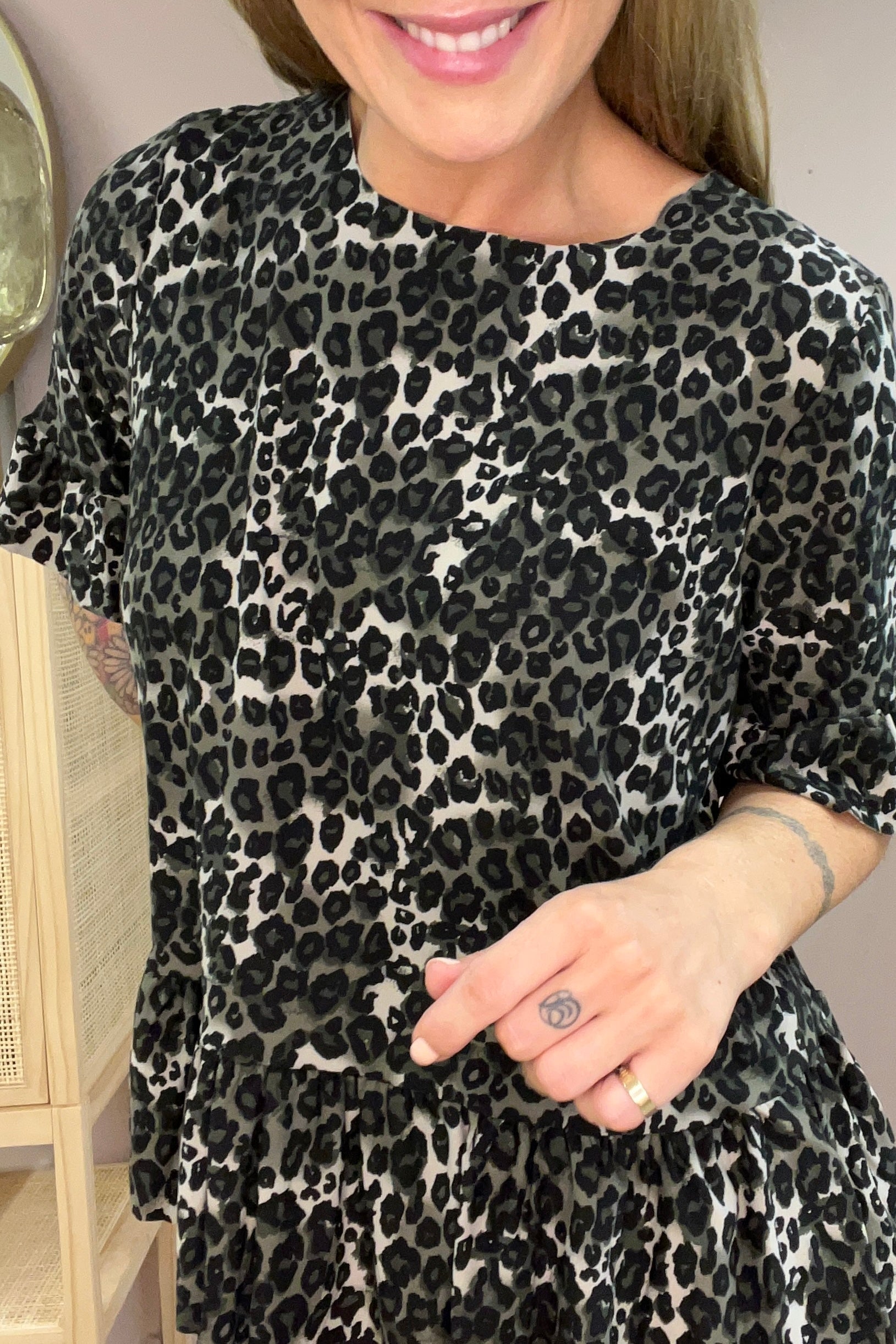 Alma Frill T-Shirt | Army Leo | T-Shirt fra Liberté