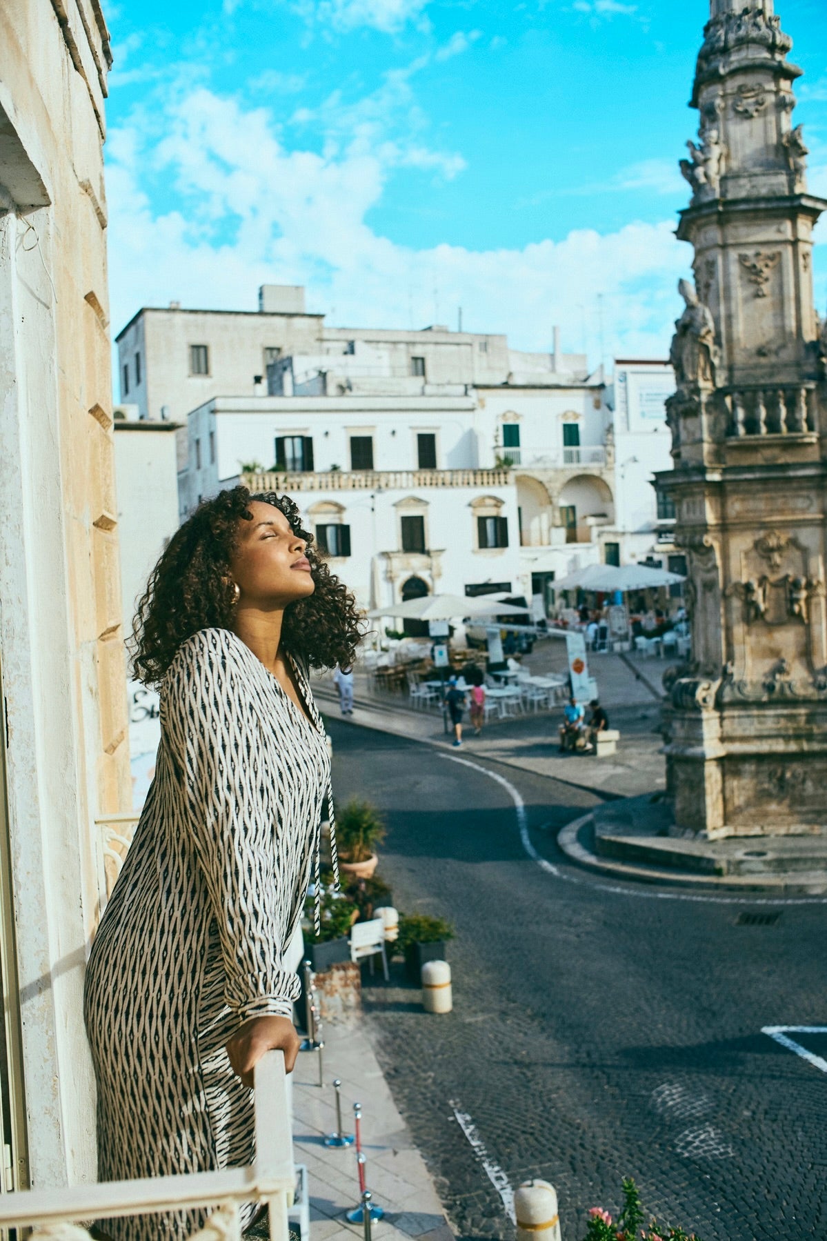 Adney Dress 205435 | Moonbeam W. Black | Kjole fra Freequent