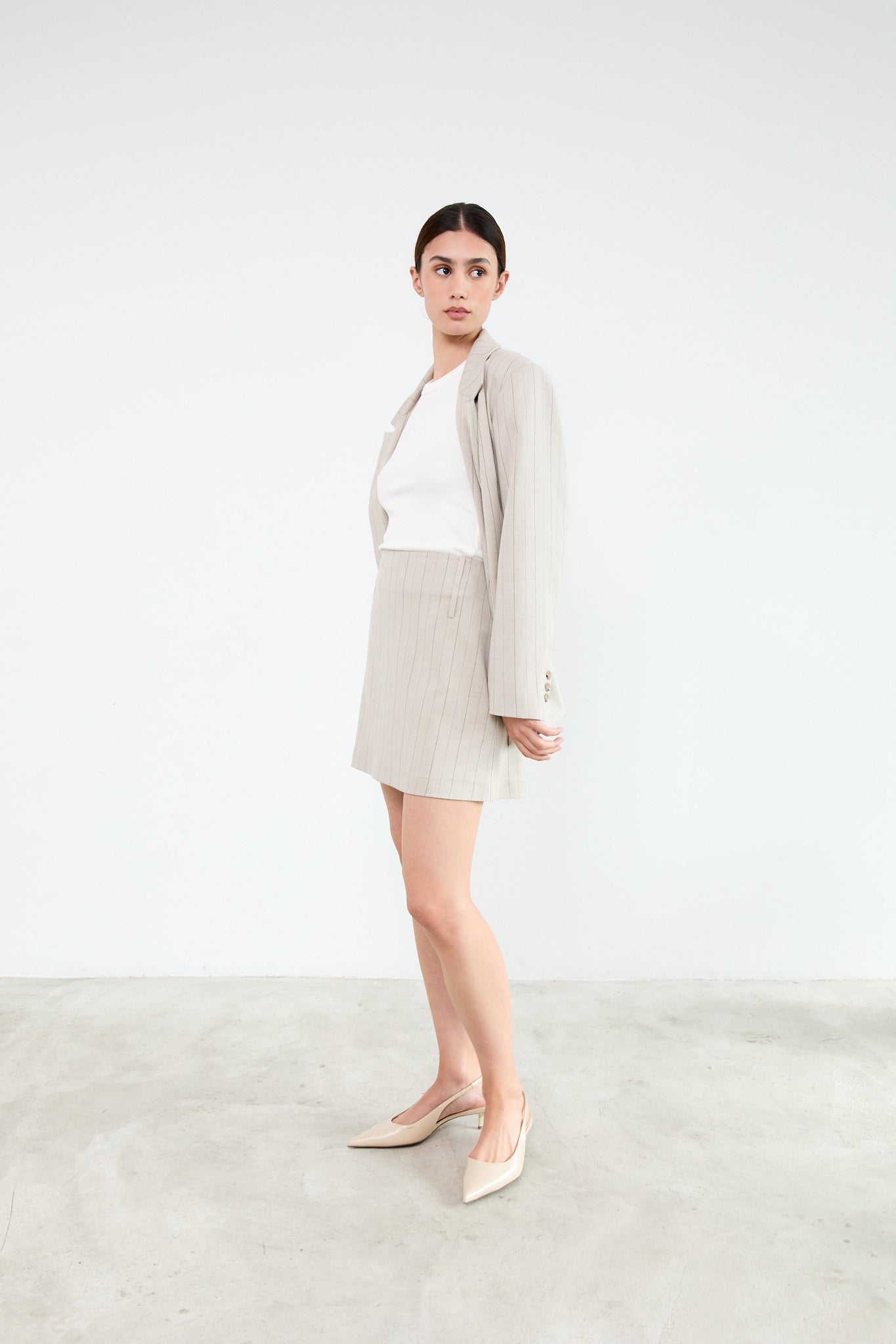 MAGGIE SKJØRT | BEIGE PINSTRIPER | TRENDY HØYMIJE CHIC MINISKJØRT