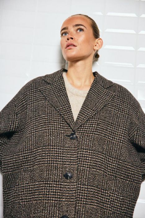 MEDSORT WBLVISTA RUTETE KÅPE – LANG DAMEKÅPE I VINTAGE STIL