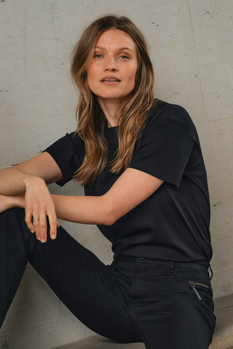 Aina O-SS Tee | Black | T-Shirt fra Mos Mosh