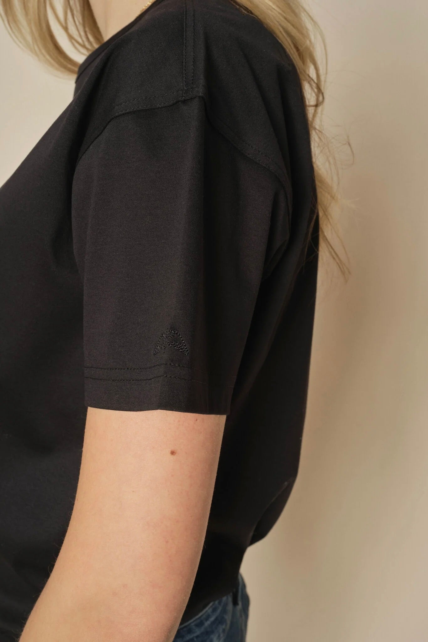 Aina O-SS Tee | Black | T-Shirt fra Mos Mosh