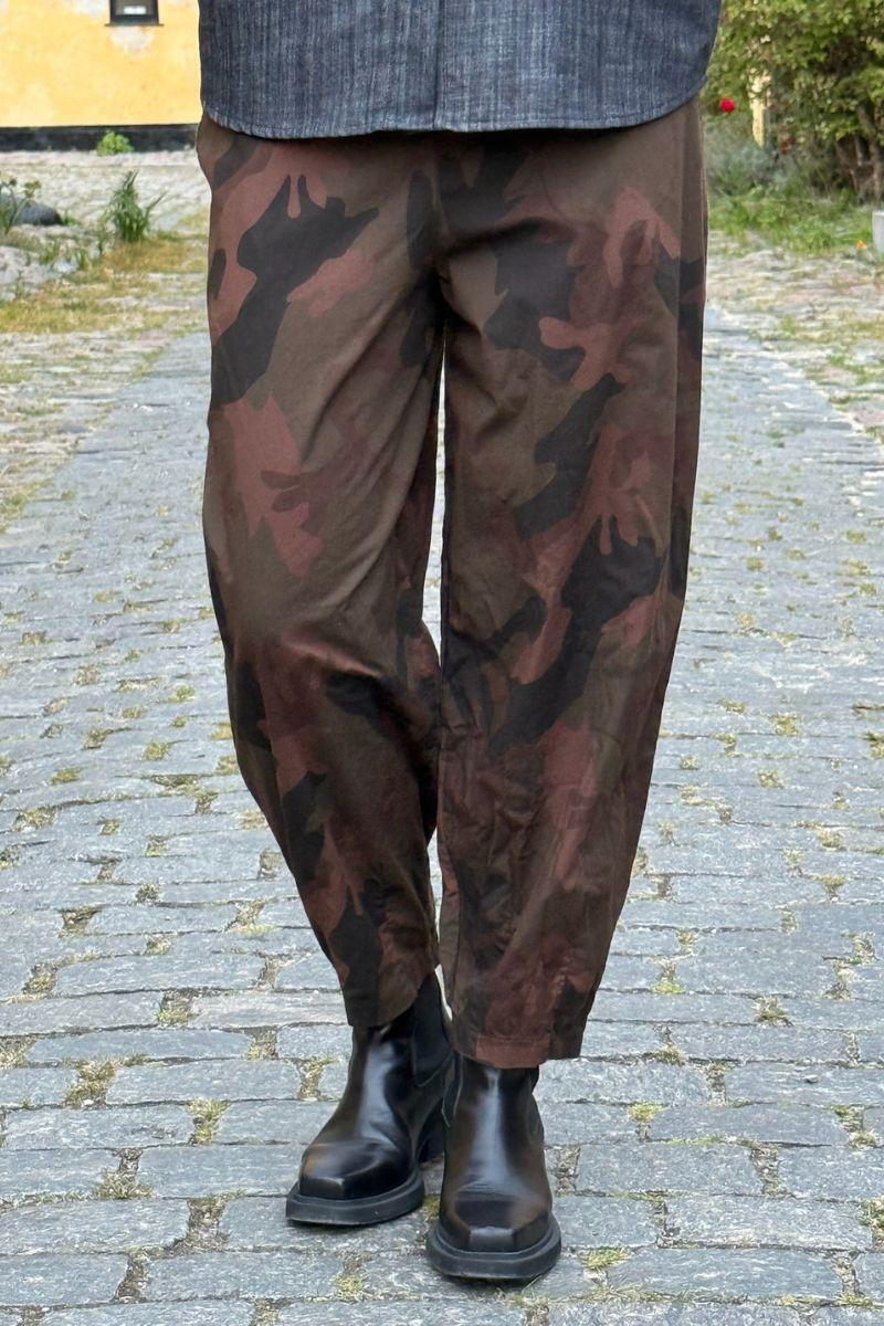 Abbie Barrel Pant | Brown Camou | Bukser fra Black Colour