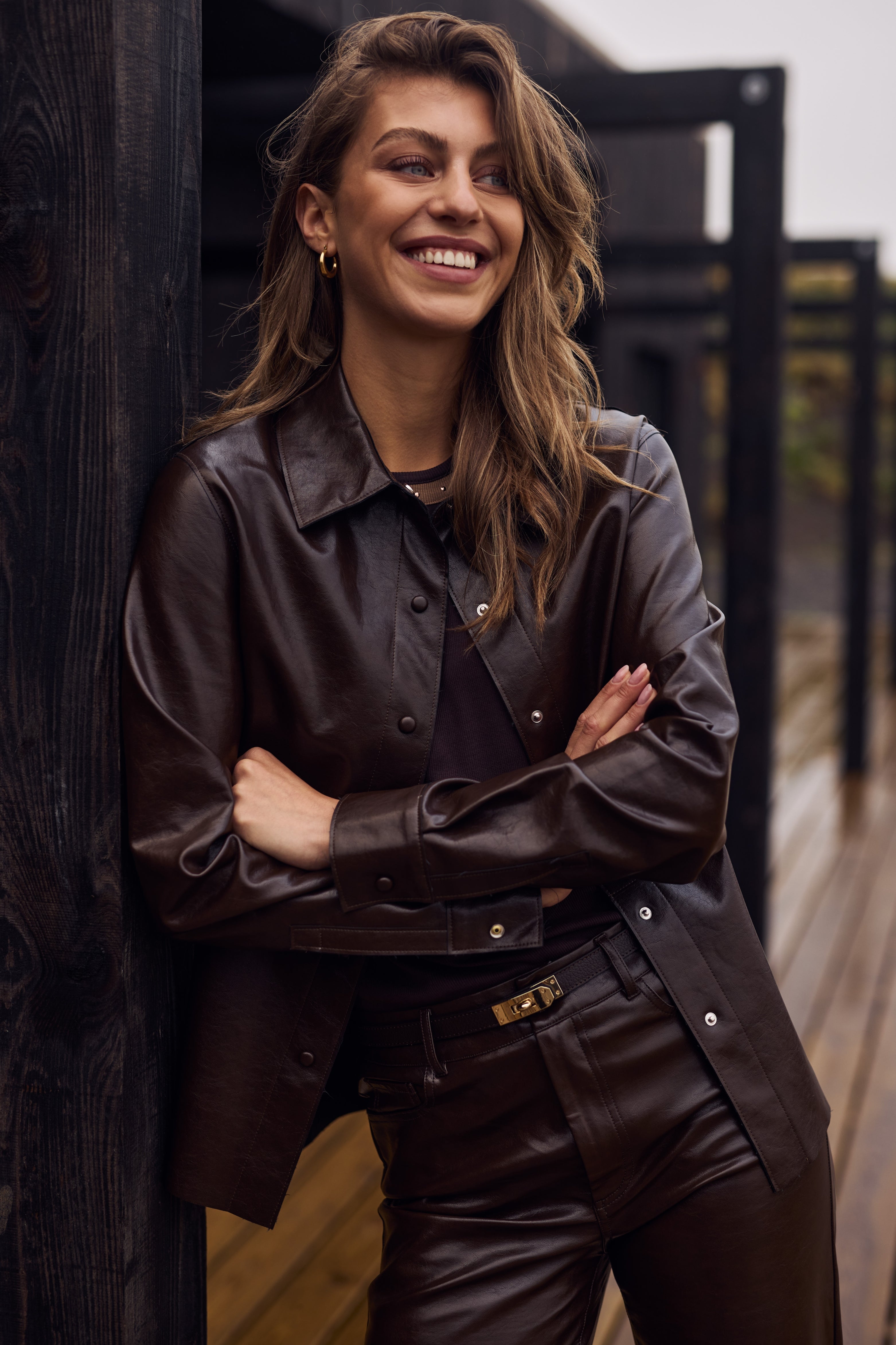 BLUSE PATRICIA – MØRK SJOKOLADE | ELEGANT DAMESKJORTE