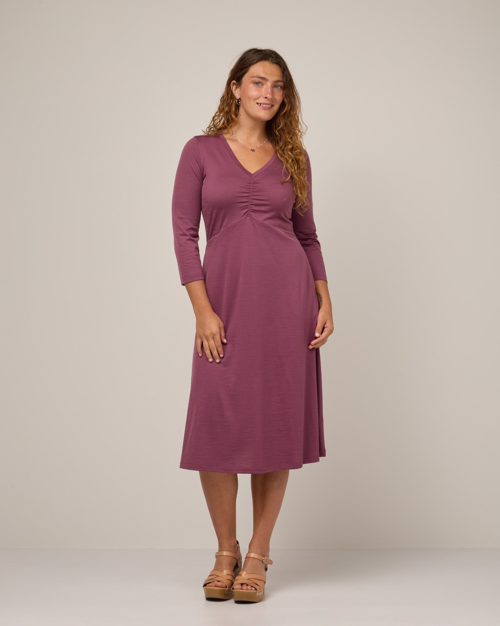 Emilia-kjole med rynk | trendy chic bodycon midi kjole for dame