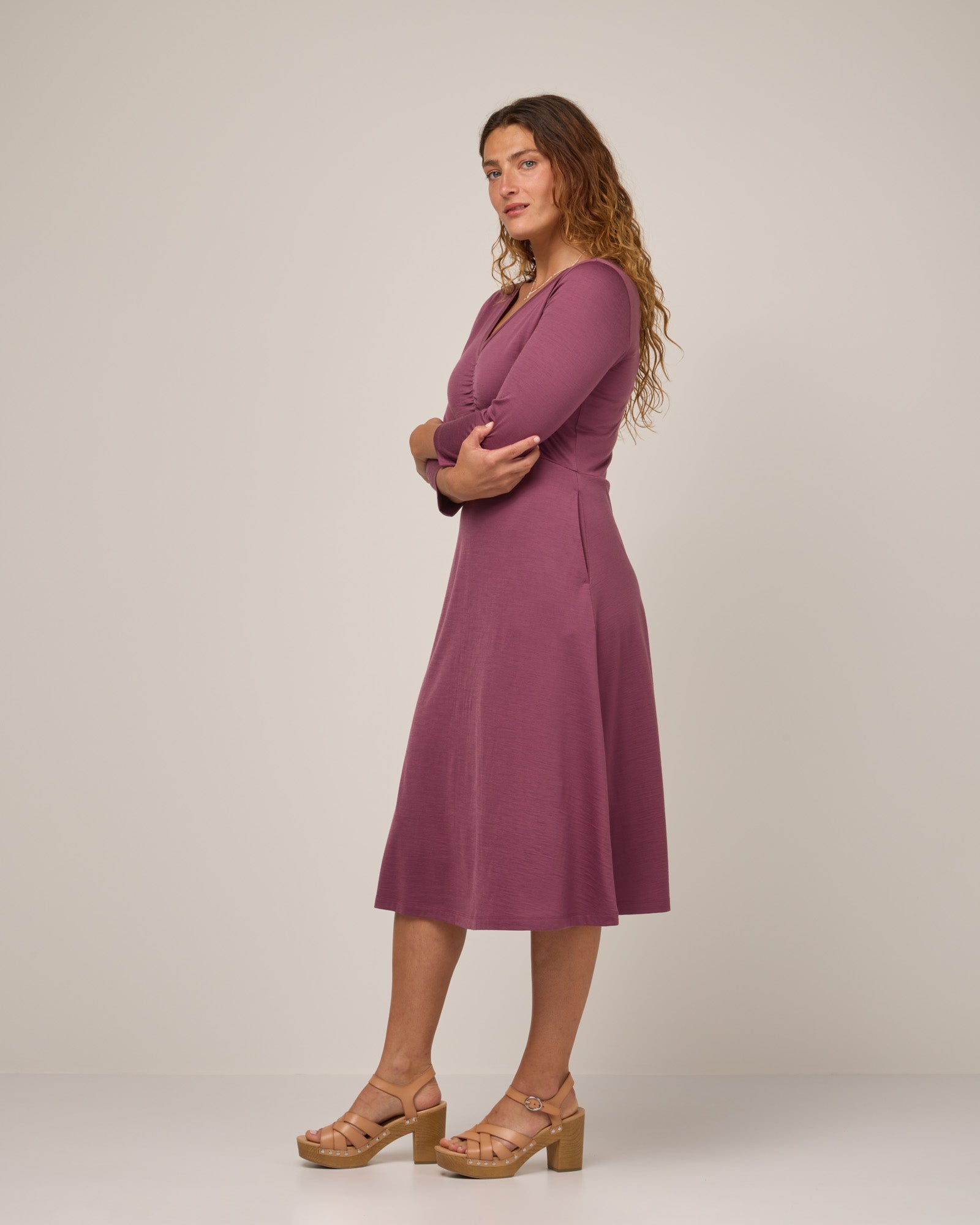 Emilia-kjole med rynk | trendy chic bodycon midi kjole for dame