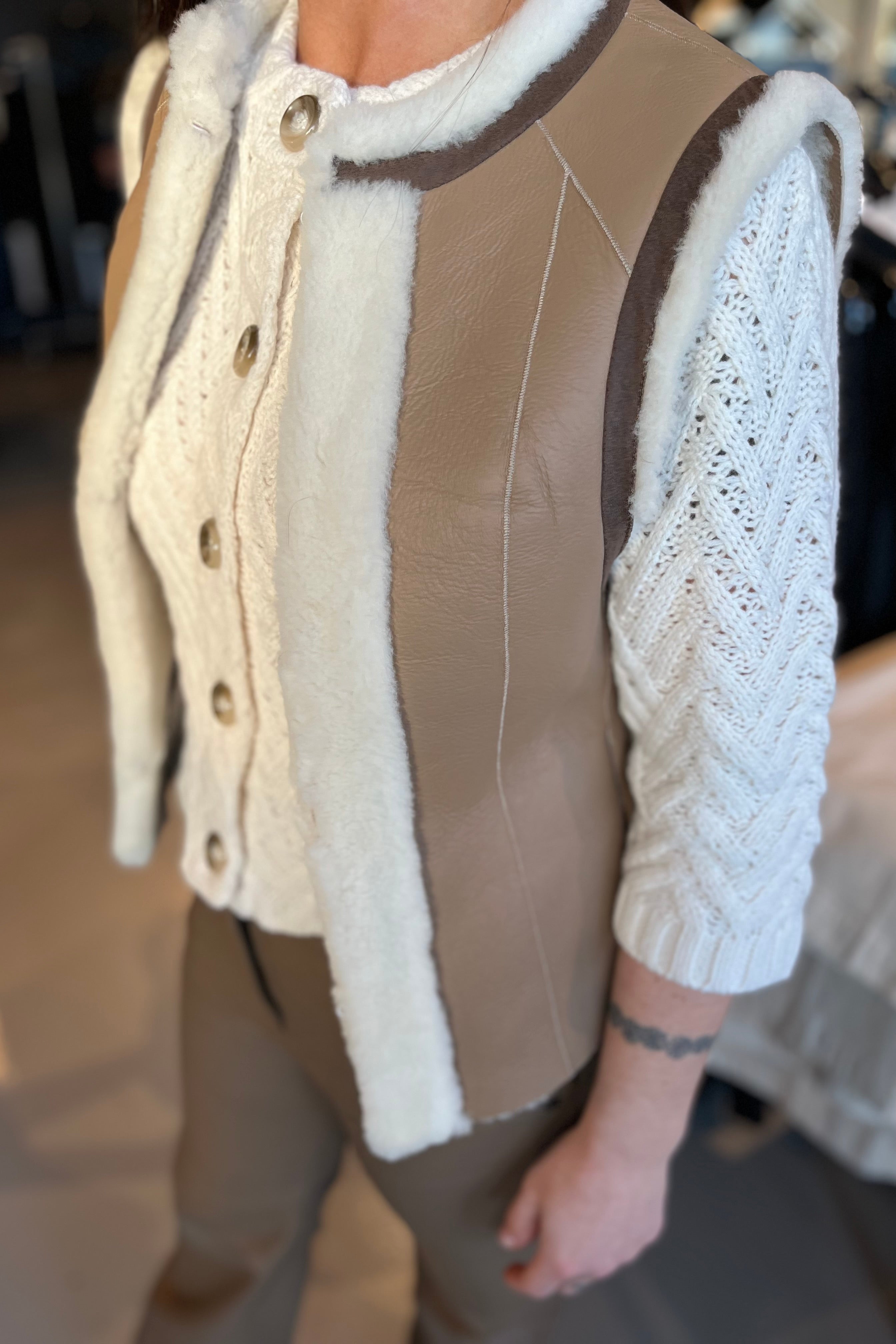 Abena Shearling waistcoat | Super Neutral | Vest fra Gustav